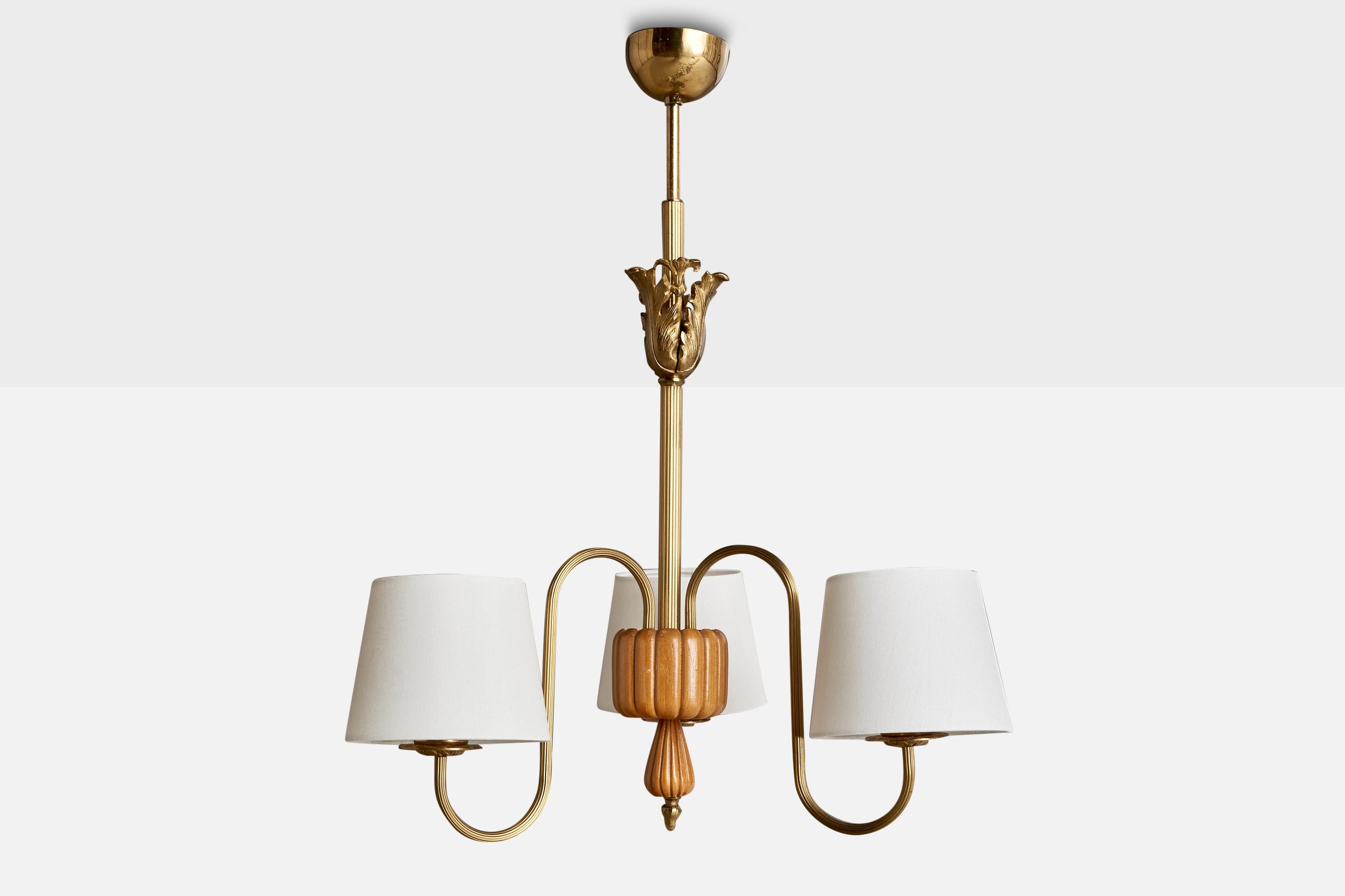 Schwedischer Designer, Kronleuchter, Messing, Ulme, Stoff, Schweden, 1940er Jahre (Skandinavische Moderne) im Angebot