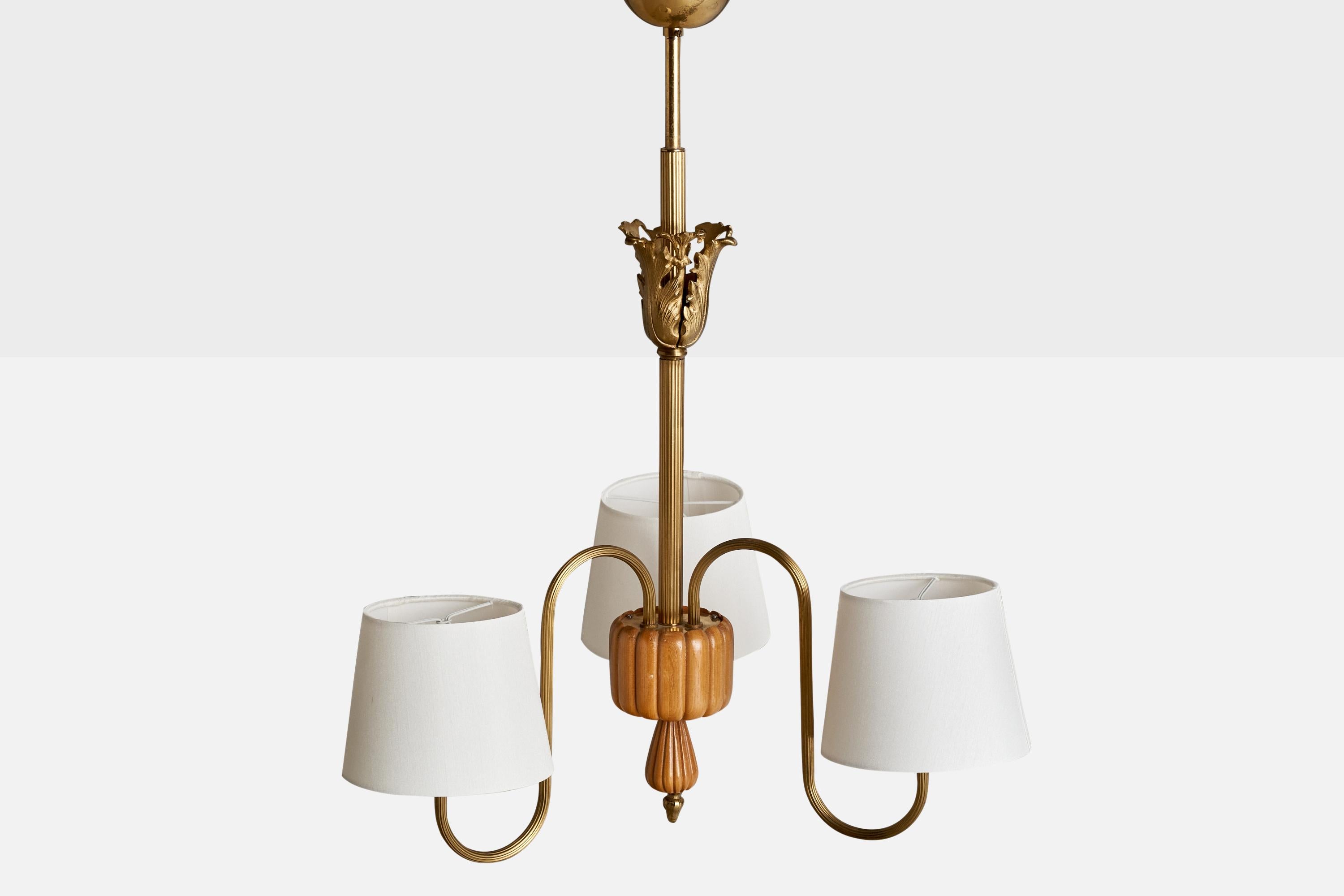 Schwedischer Designer, Kronleuchter, Messing, Ulme, Stoff, Schweden, 1940er Jahre im Zustand „Gut“ im Angebot in High Point, NC