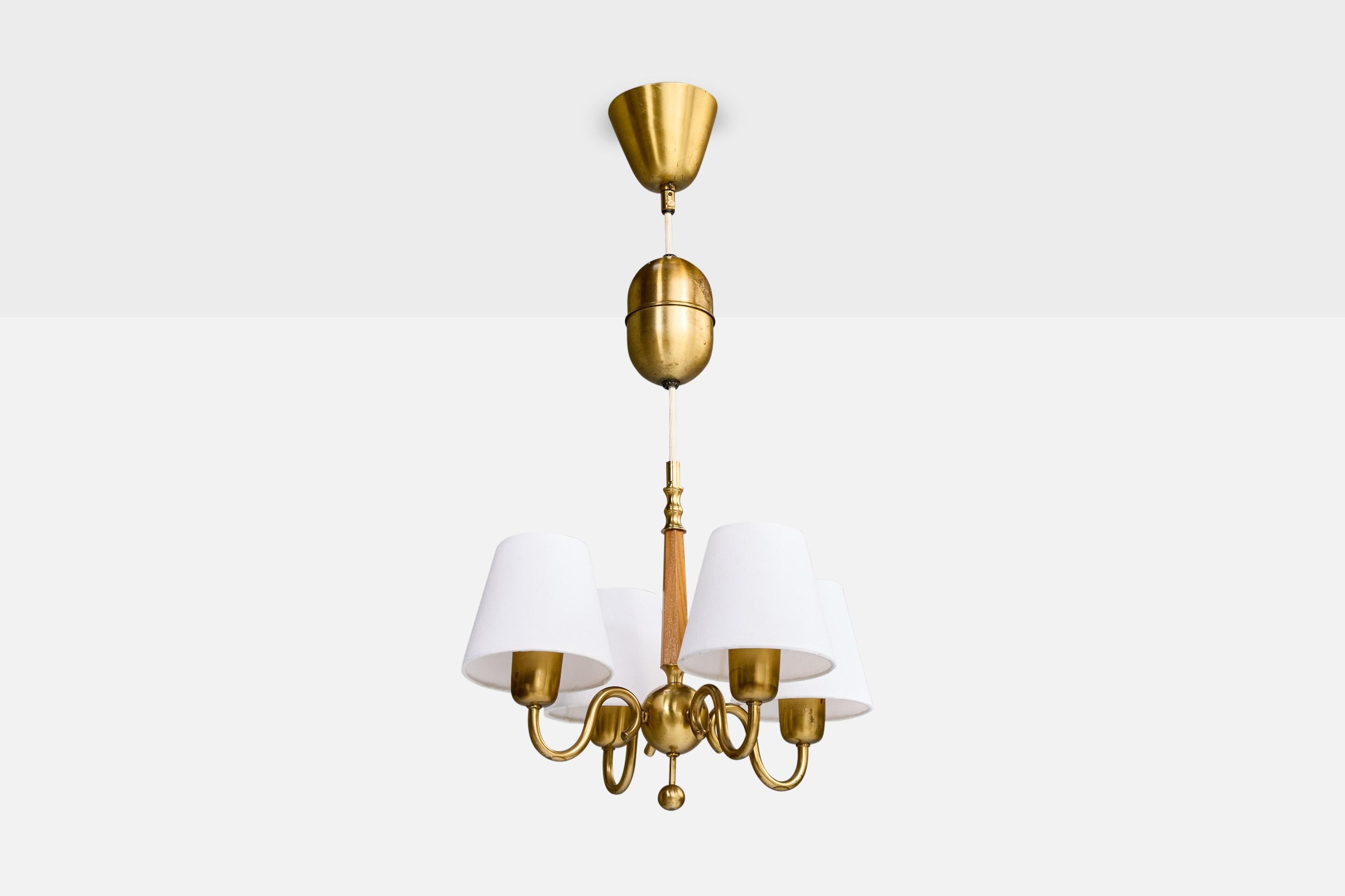 Svedese Lampadario di design svedese, ottone, olmo, tessuto, Svezia, anni '40 in vendita