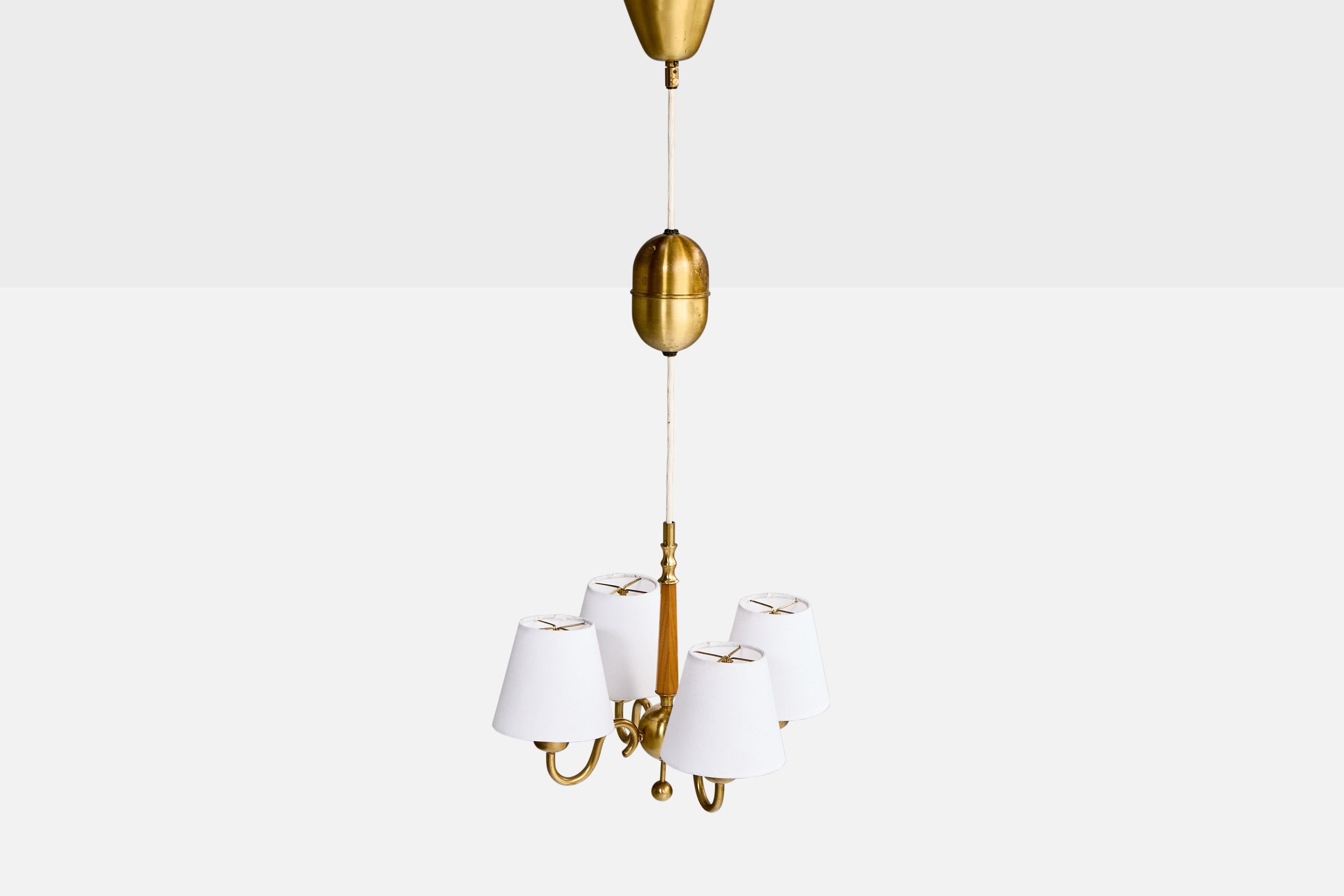 Metà XX secolo Lampadario di design svedese, ottone, olmo, tessuto, Svezia, anni '40 in vendita