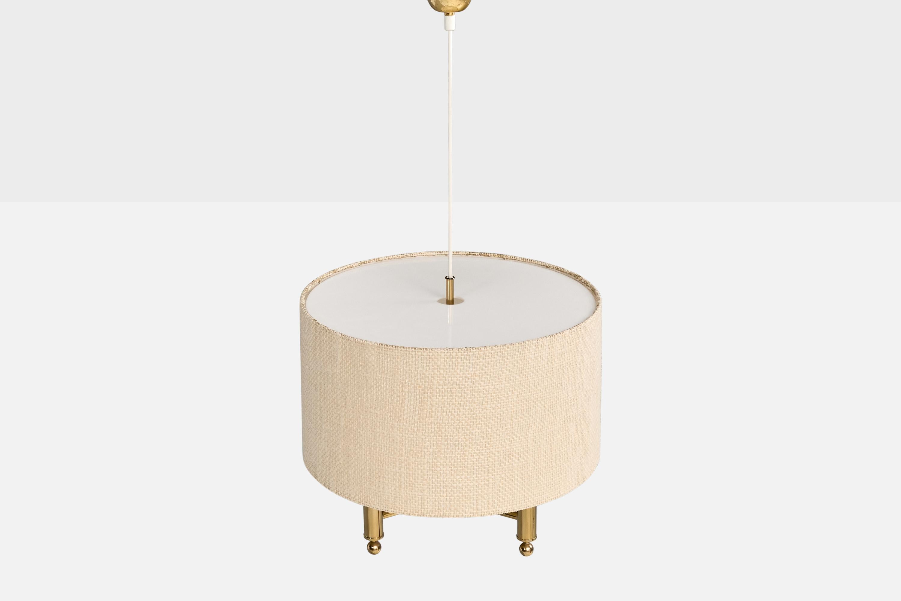 Designer suédois, lustre, laiton, tissu, acrylique, Suède, 1970 Bon état - En vente à High Point, NC