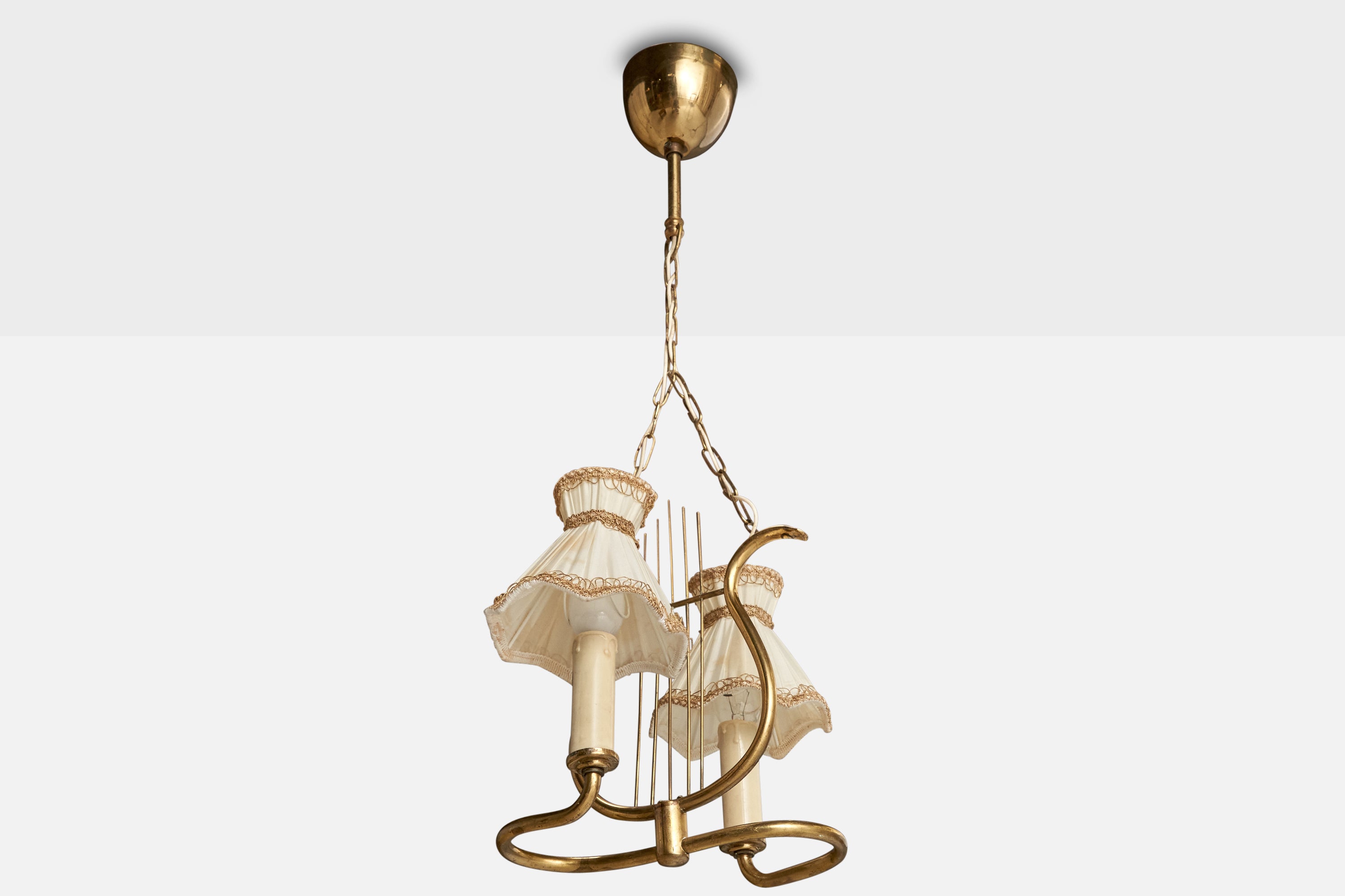 Lustre en laiton, bakélite et tissu blanc conçu et produit en Suède, C.C. 1940.

Dimensions globales (pouces) : 24.25