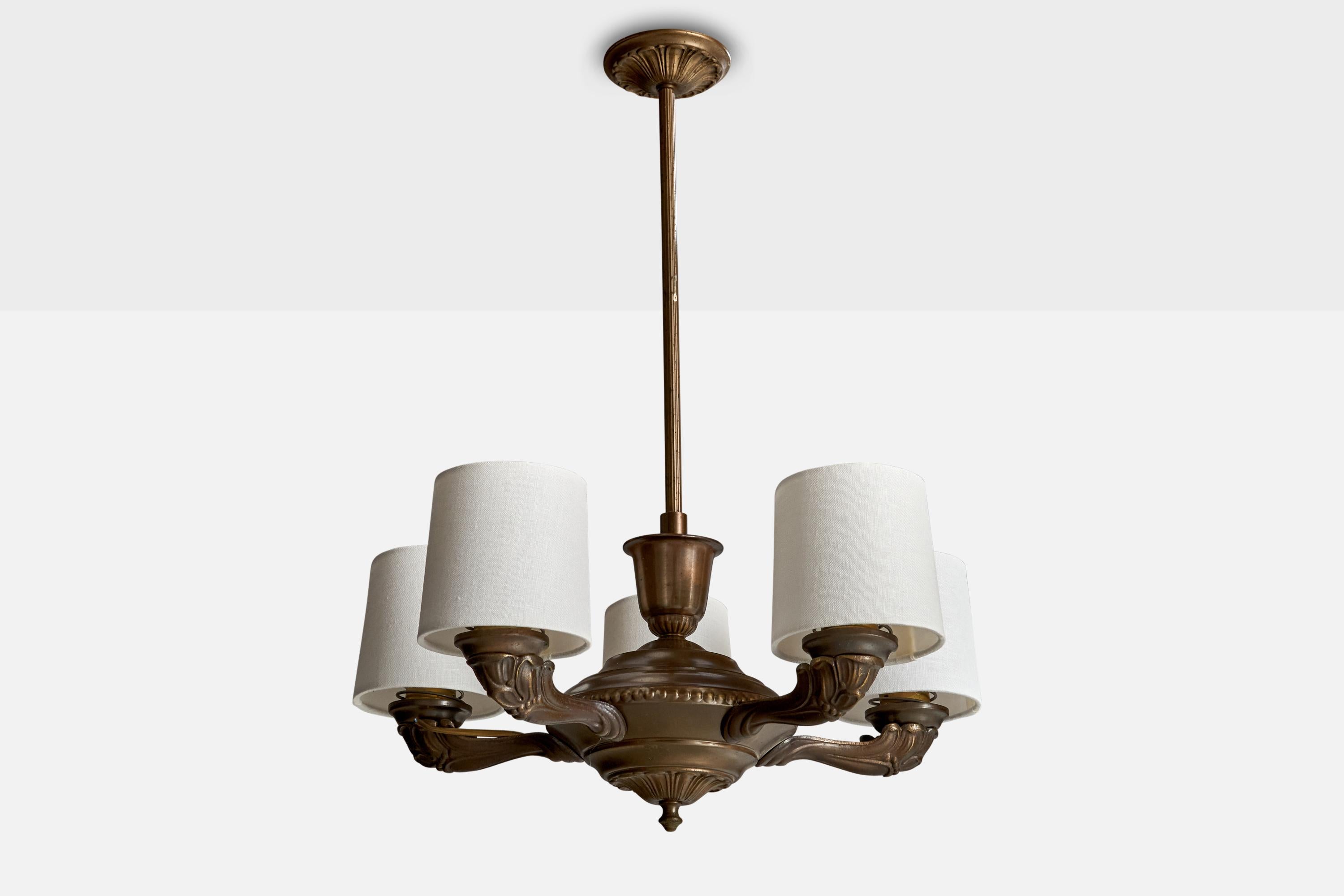 Lampadario in ottone e tessuto bianco progettato e prodotto in Svezia, anni '1930 circa.

Dimensioni complessive (pollici): 24,5