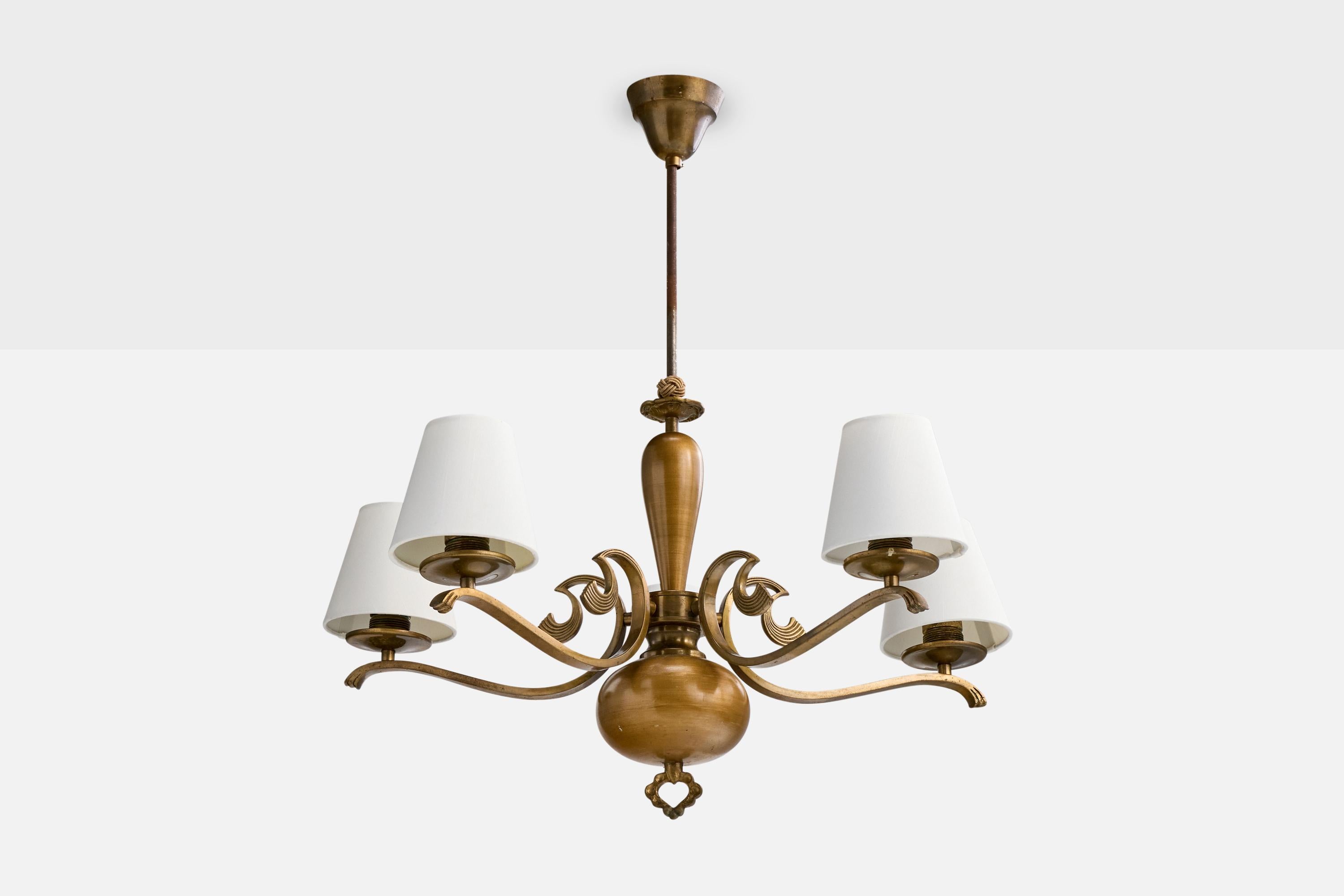 Lampadario in ottone e tessuto bianco progettato e prodotto in Svezia, anni '1930 circa.

Ossidazione presente nell'ottone

Usura coerente con l'età e l'uso

Dimensioni complessive (pollici): 29