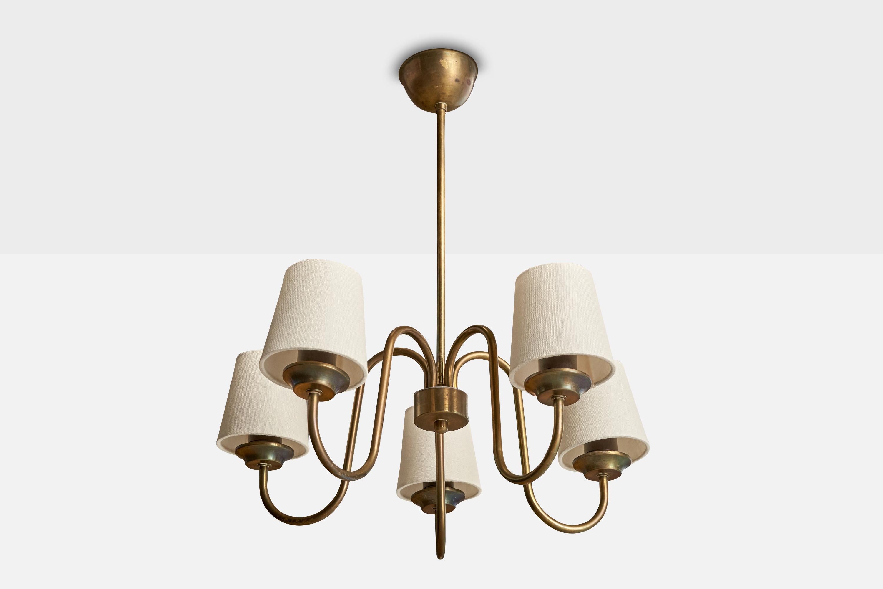 Lampadario in ottone e tessuto bianco progettato e prodotto in Svezia, anni '40 circa.

Dimensioni complessive (pollici): 21,875