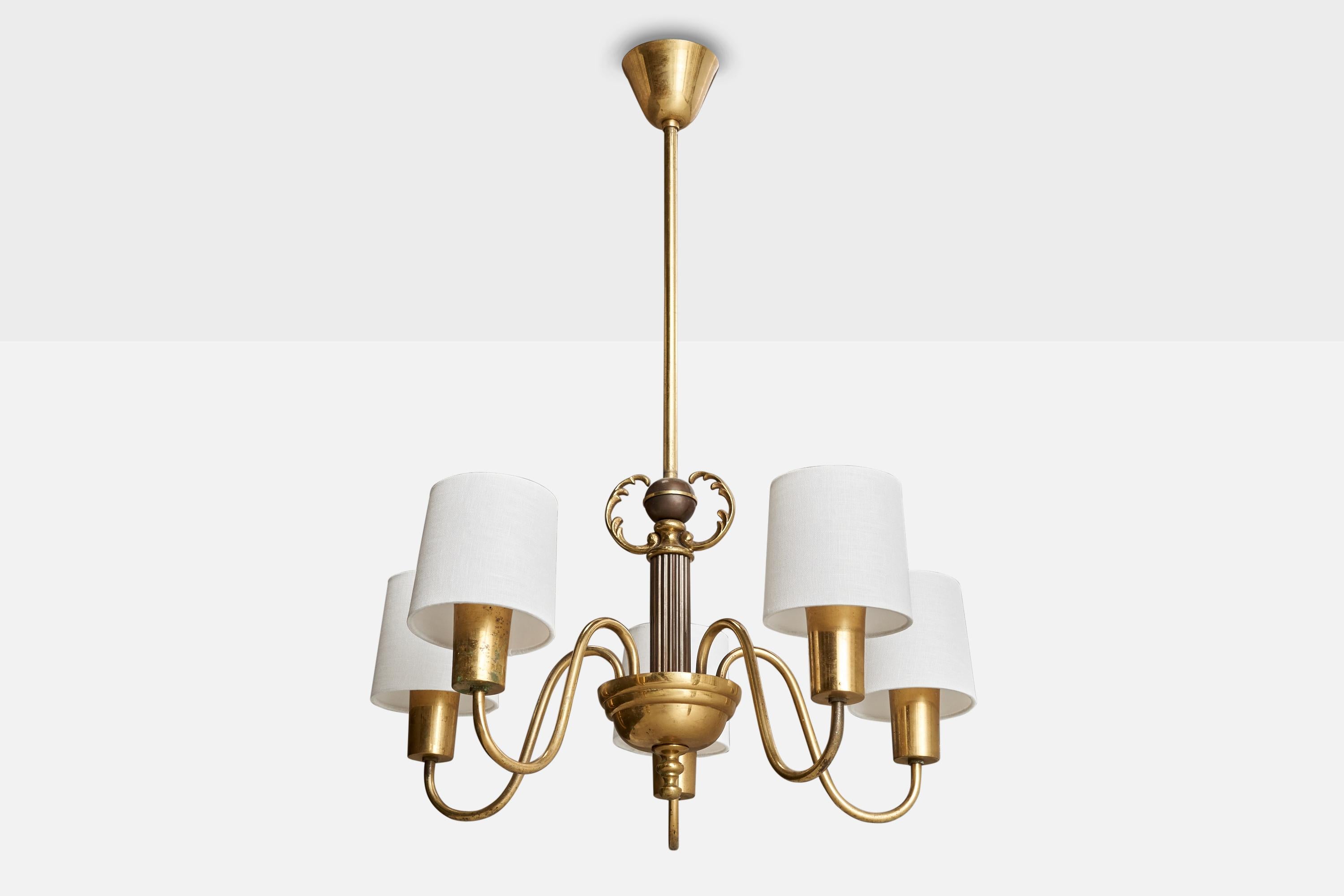 Lampadario in ottone e tessuto bianco progettato e prodotto in Svezia, anni '40 circa.

Dimensioni del baldacchino (in pollici): 3
