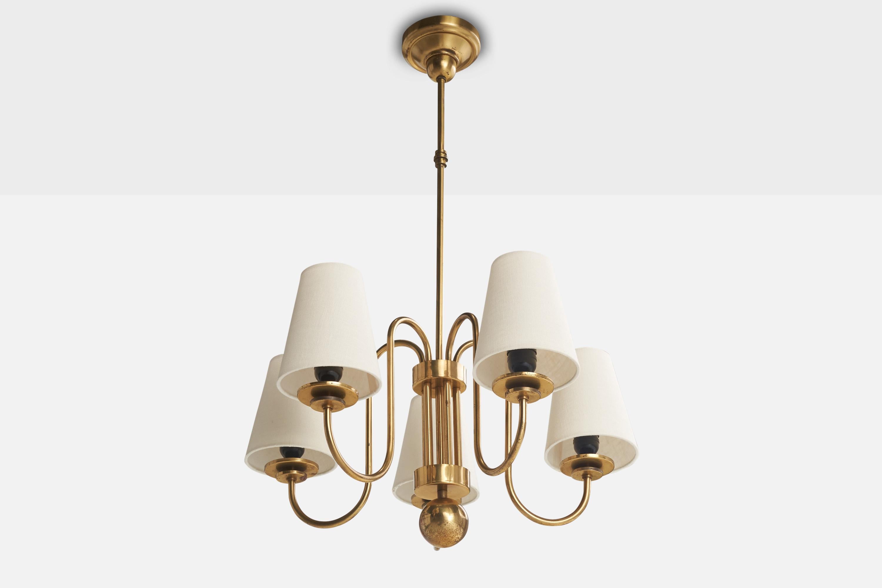 Lampadario in ottone e tessuto bianco progettato e prodotto in Svezia, anni '40 circa.

Dimensioni complessive (pollici): 32,625