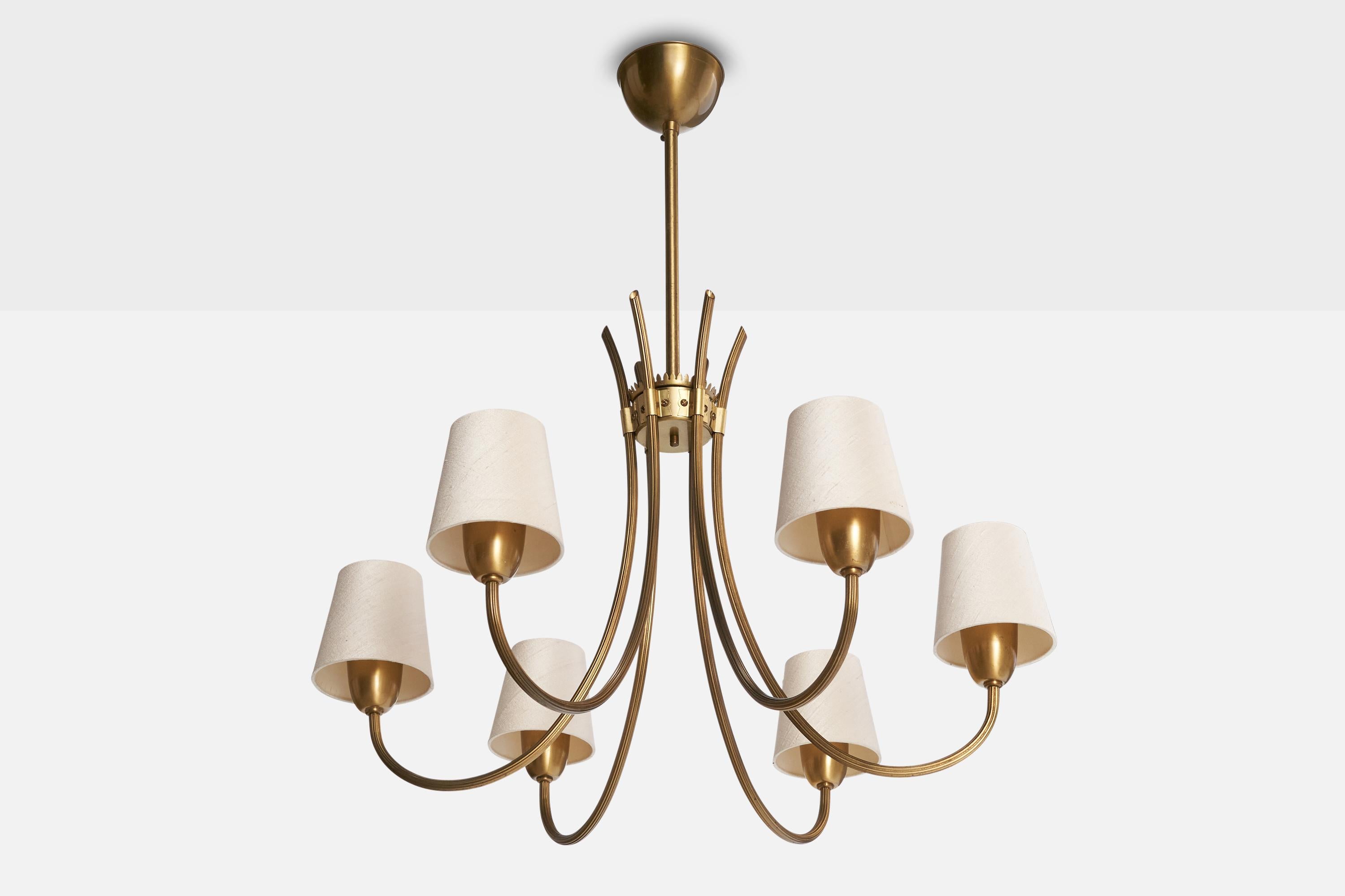 Lampadario in ottone e tessuto bianco progettato e prodotto in Svezia, anni '40 circa.

Dimensioni complessive (pollici): 29