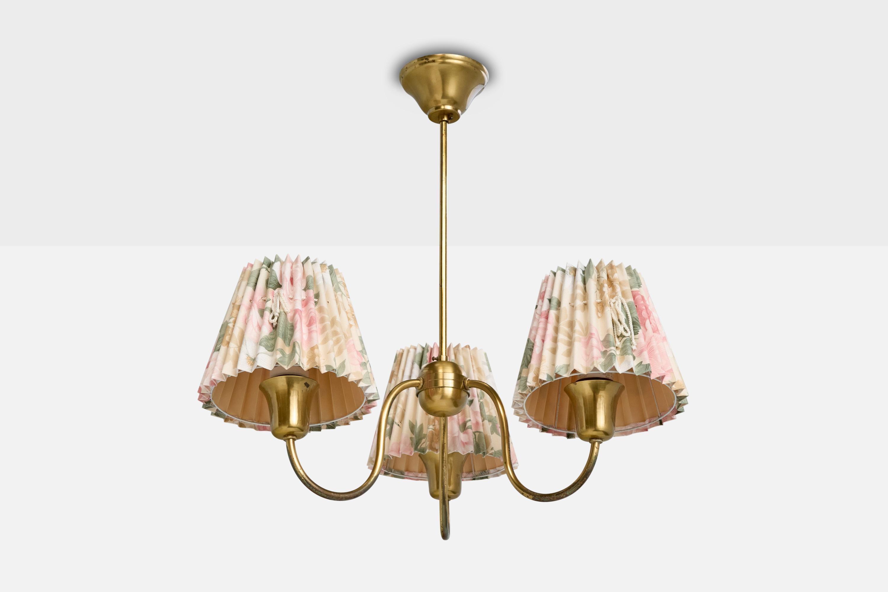 Lustre en laiton et tissu imprimé de fleurs, conçu et produit en Suède, C.C. 1940.

Dimensions globales (pouces) : 21.75