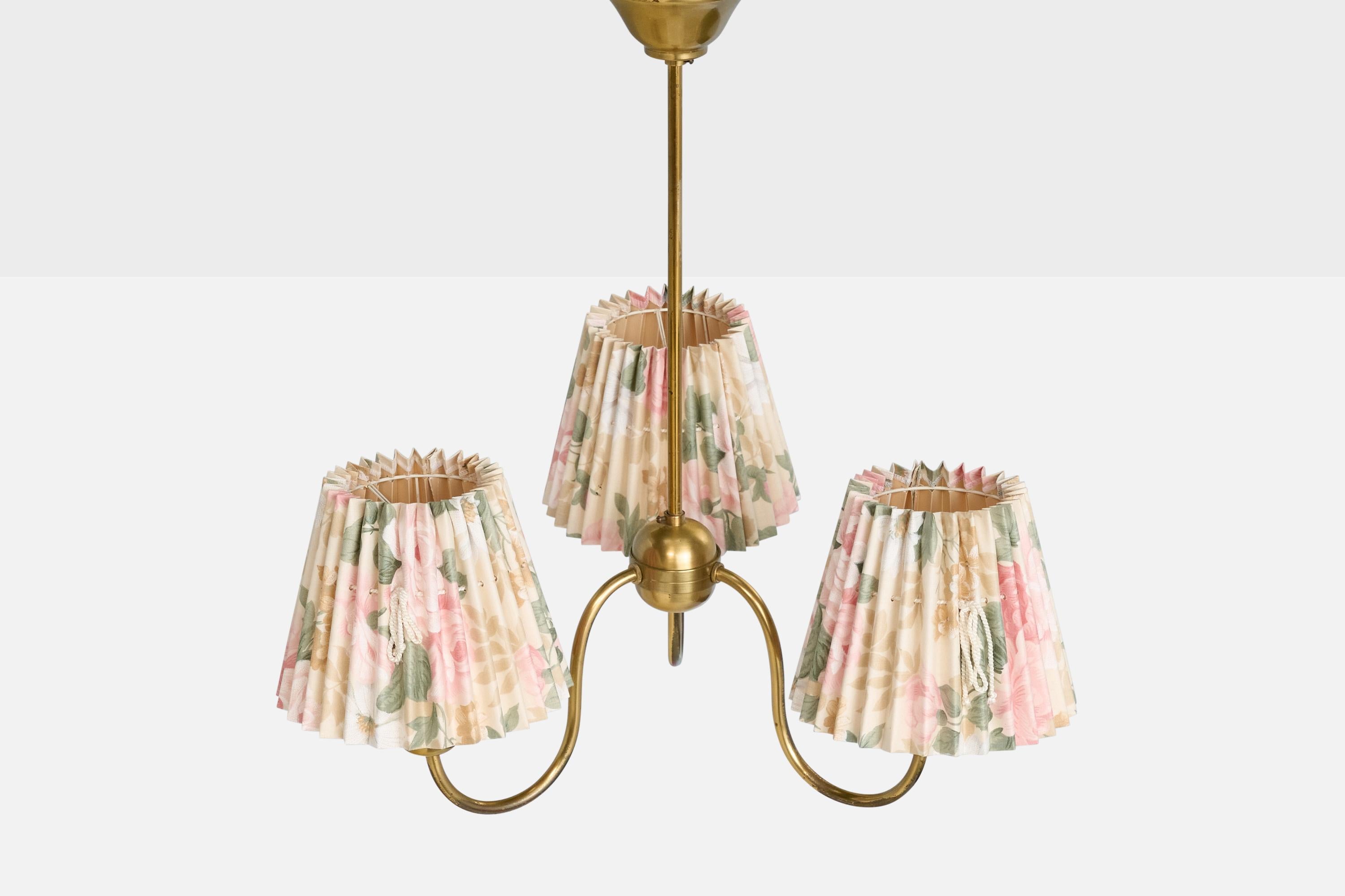 Suédois Lustre de créateur suédois, en laiton et tissu, Suède, années 1940 en vente