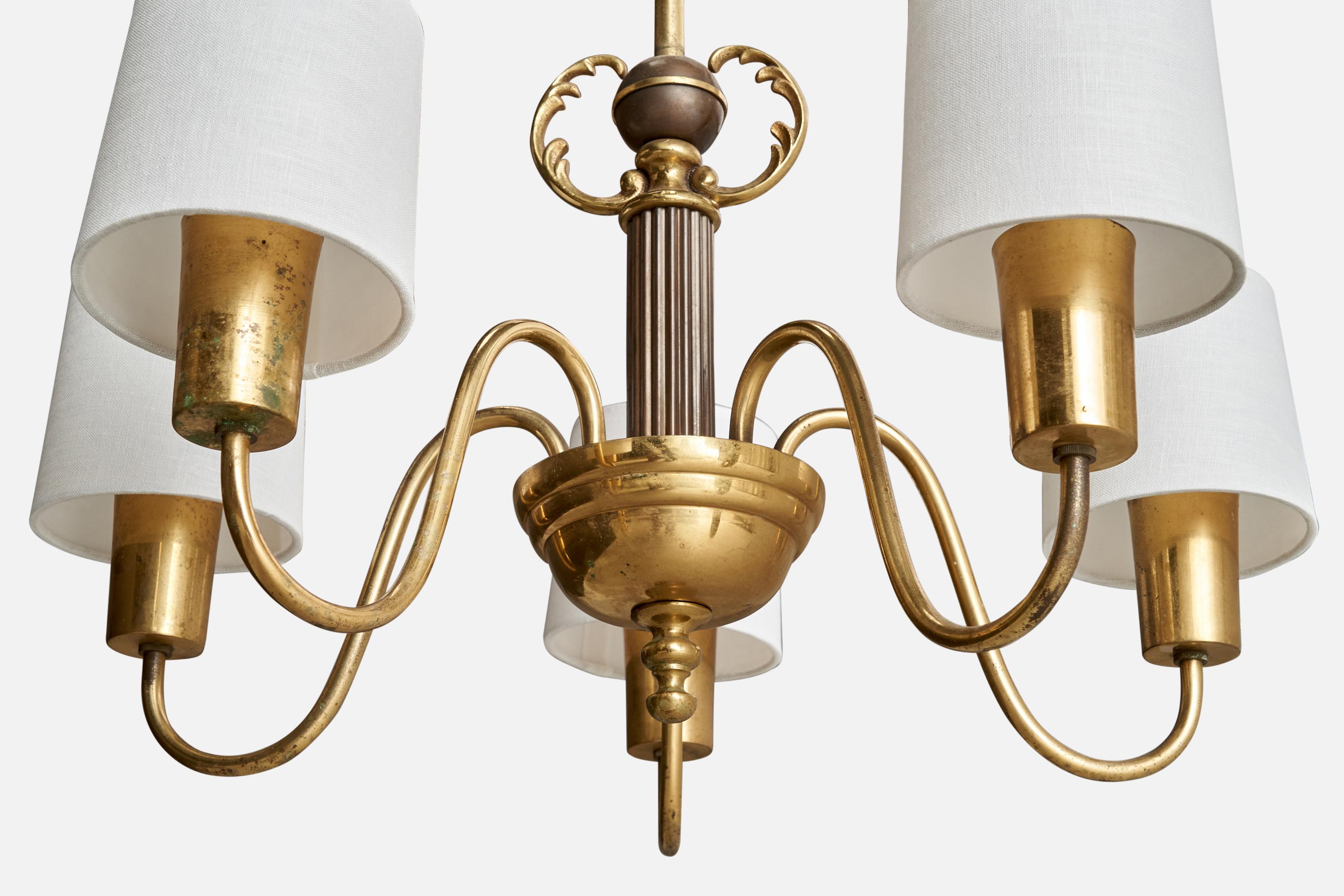 Metà XX secolo Lampadario di design svedese, ottone, tessuto, Svezia, anni '1940 in vendita