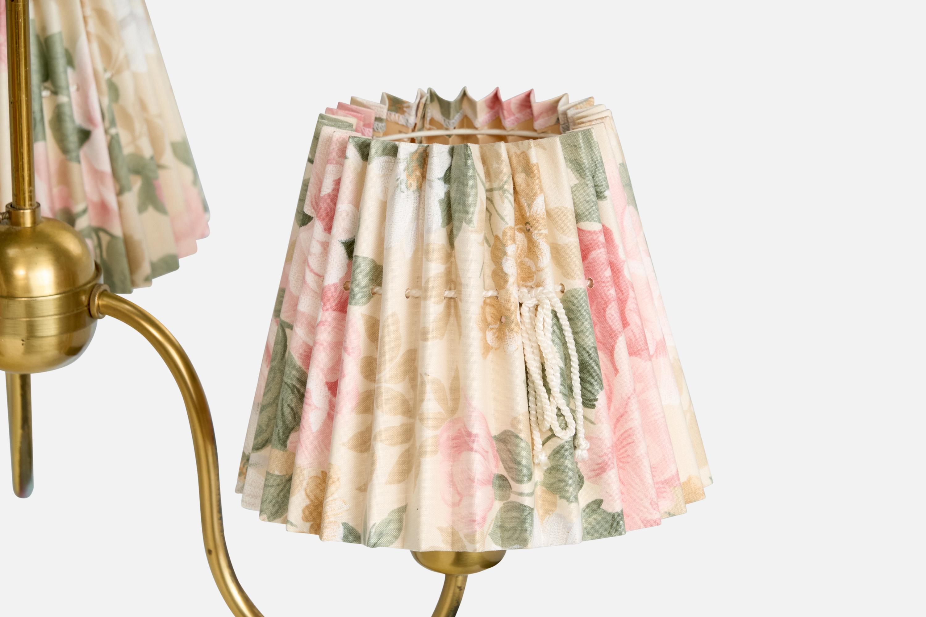 Laiton Lustre de créateur suédois, en laiton et tissu, Suède, années 1940 en vente