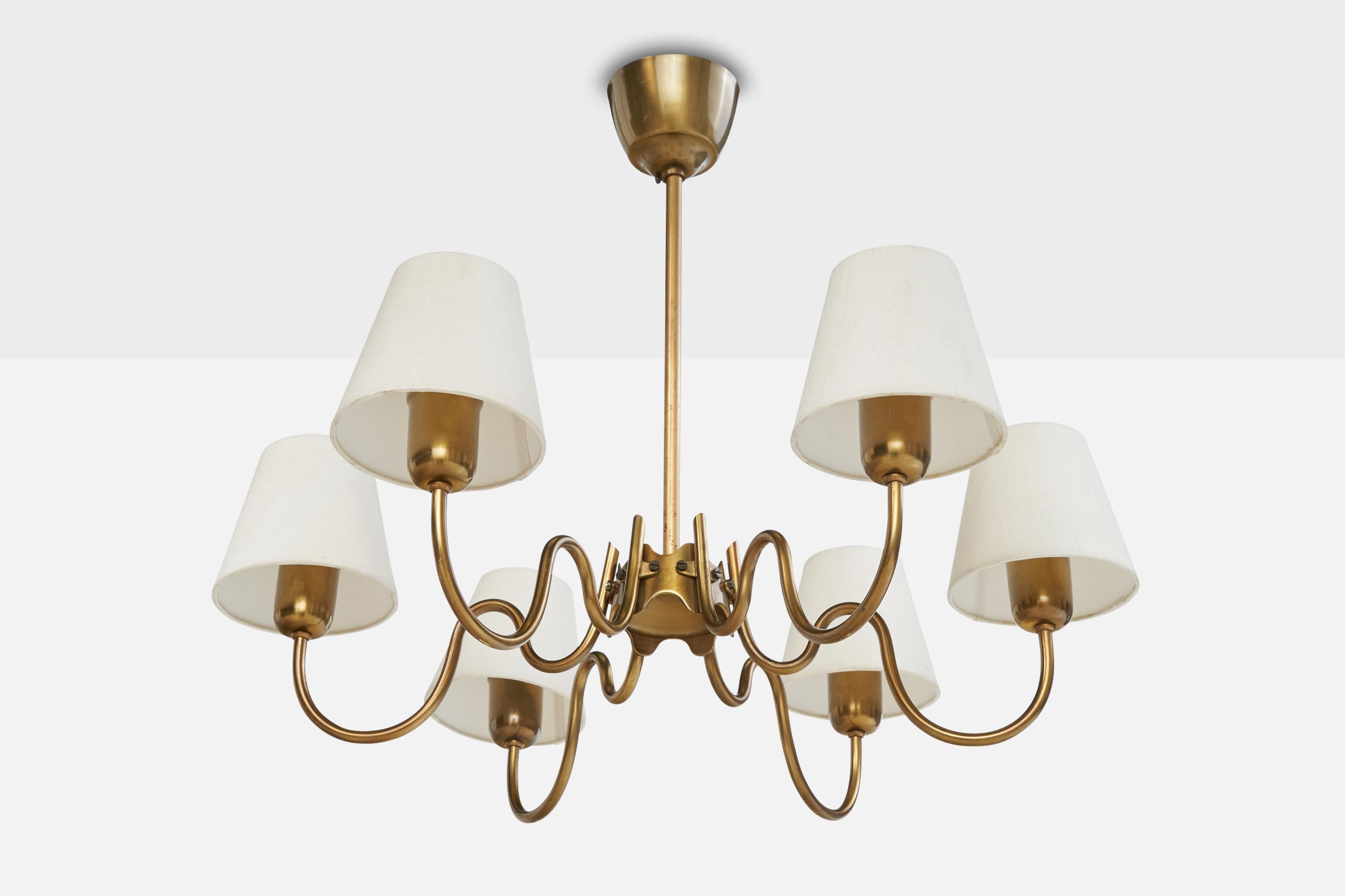 Lampadario in ottone e tessuto bianco progettato e prodotto in Svezia, anni '1950 circa.

Dimensioni complessive (pollici): 21,5