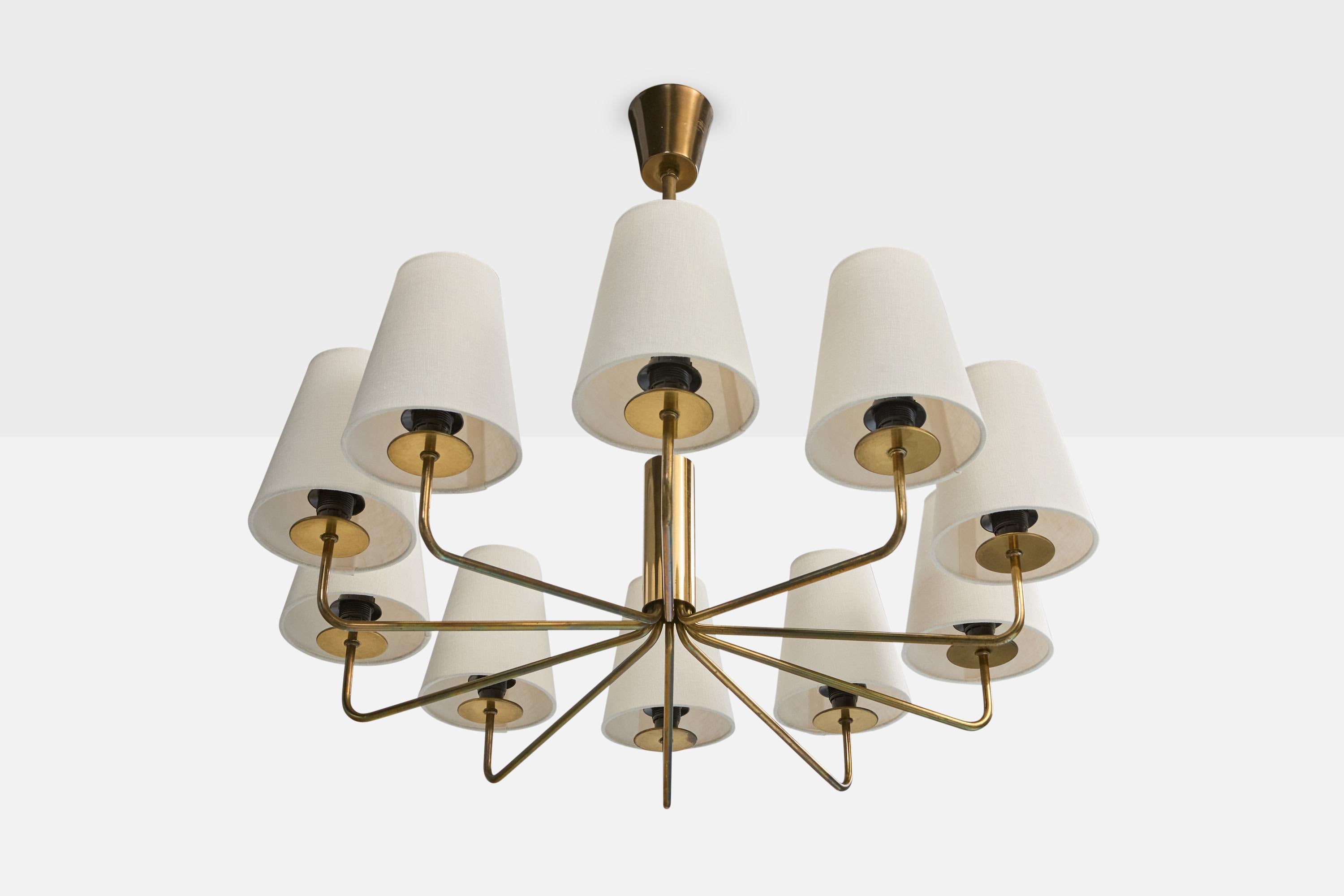 Lampadario in ottone e tessuto bianco progettato e prodotto in Svezia, anni '1950 circa.

Il gambo in ottone presenta una leggerissima ossidazione.

Dimensioni complessive (pollici): 25