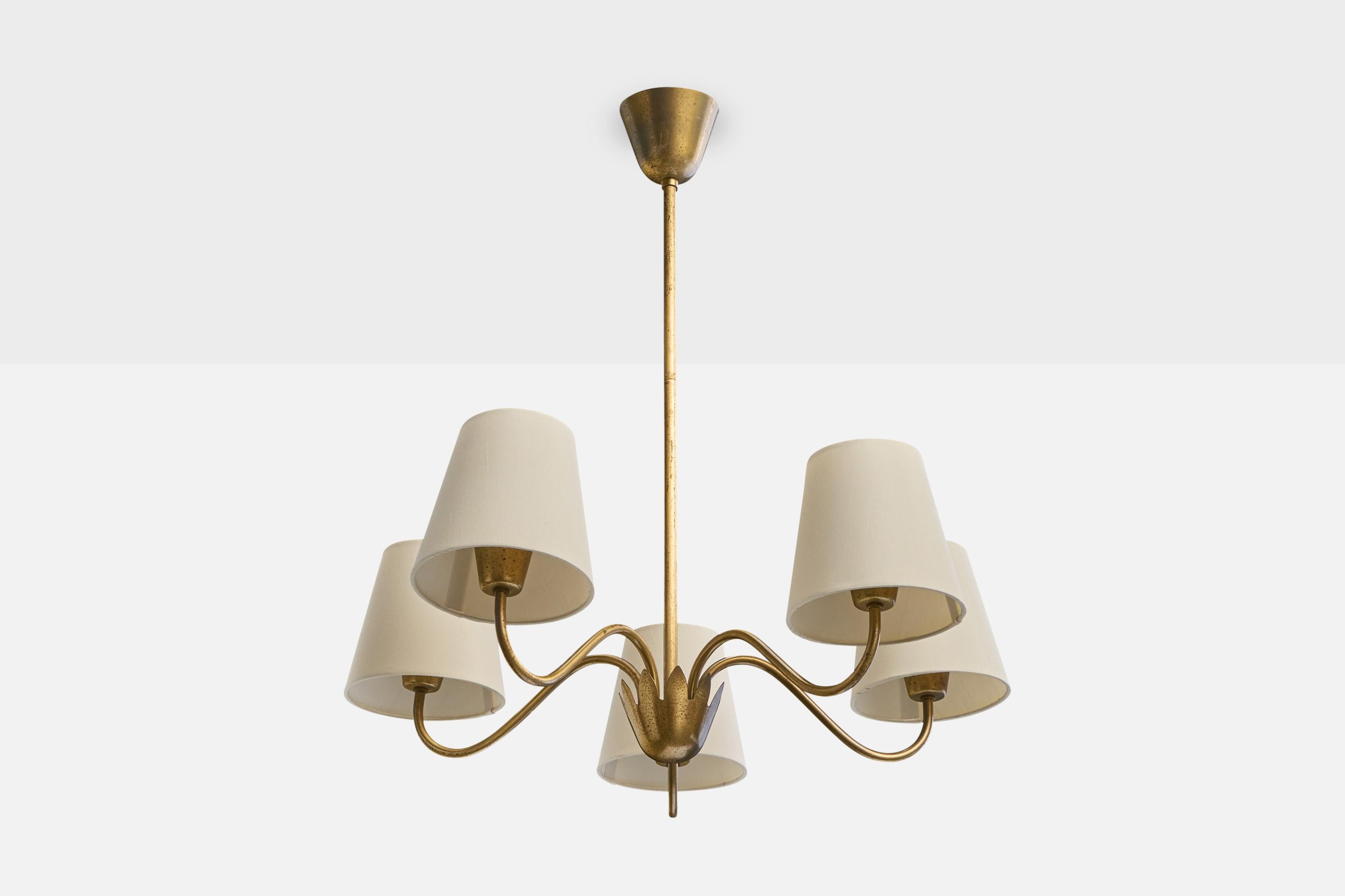 Lampadario in ottone e tessuto bianco progettato e prodotto in Svezia, anni '1950 circa.

Moderata ossidazione presente in tutto il lampadario. Paralumi nuovi di zecca.

Dimensioni complessive (pollici): 27,25 