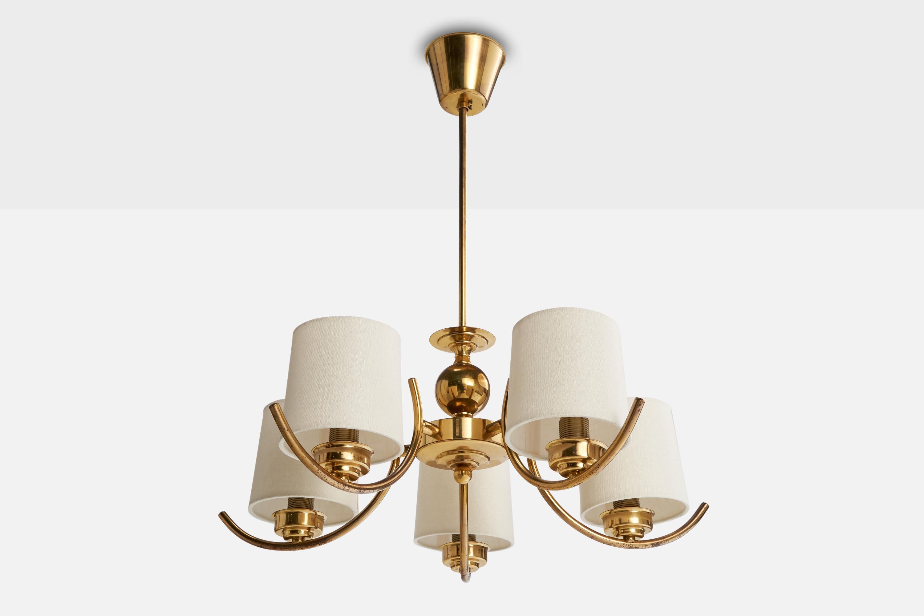 Lampadario in ottone e tessuto bianco progettato e prodotto in Svezia, anni '1960 circa.

Dimensioni complessive (pollici): 24,75