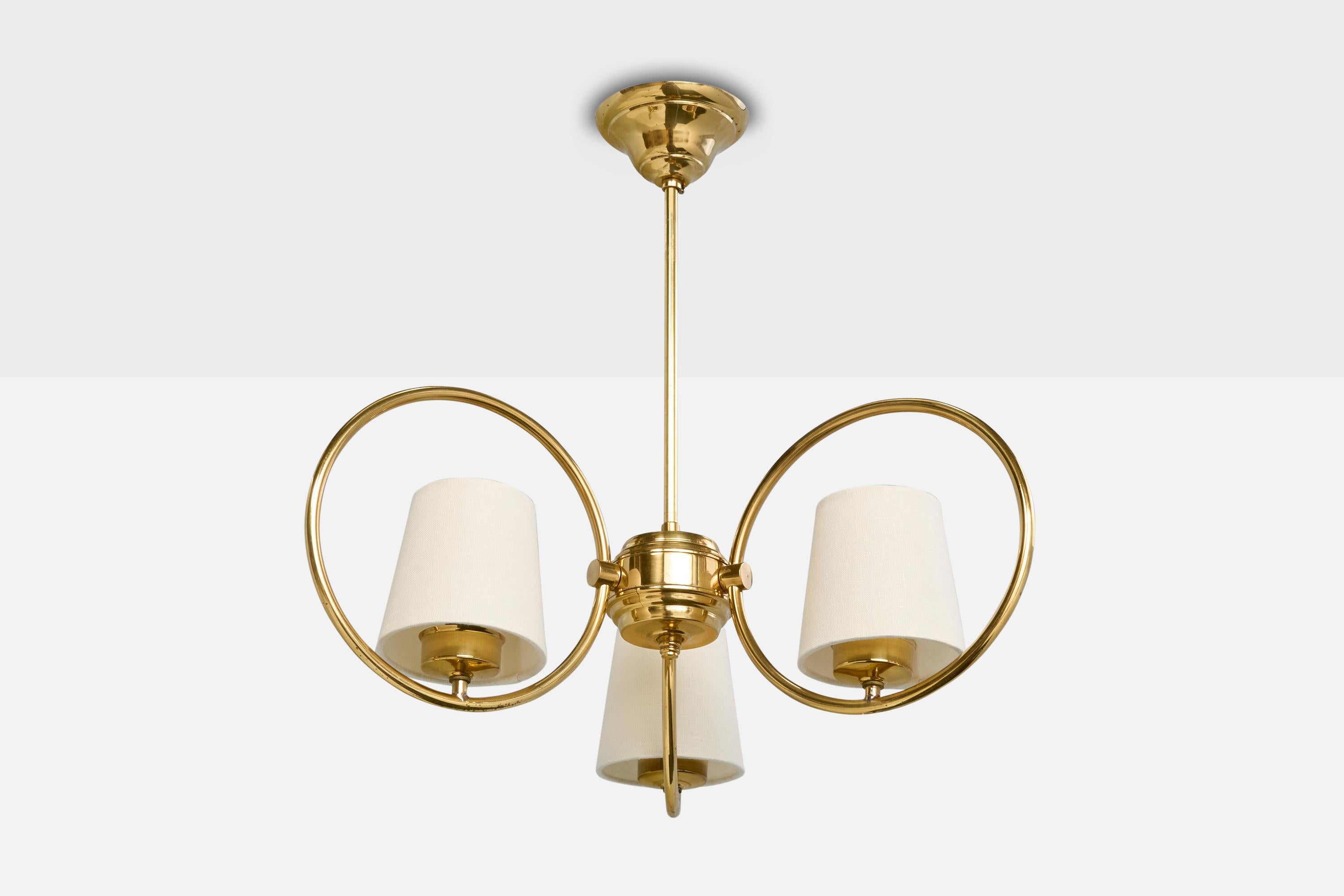 Lampadario in ottone e tessuto bianco progettato e prodotto in Svezia, anni '1960 circa.

Il gambo in ottone presenta una leggerissima ossidazione.

Dimensioni complessive (pollici): 19,5