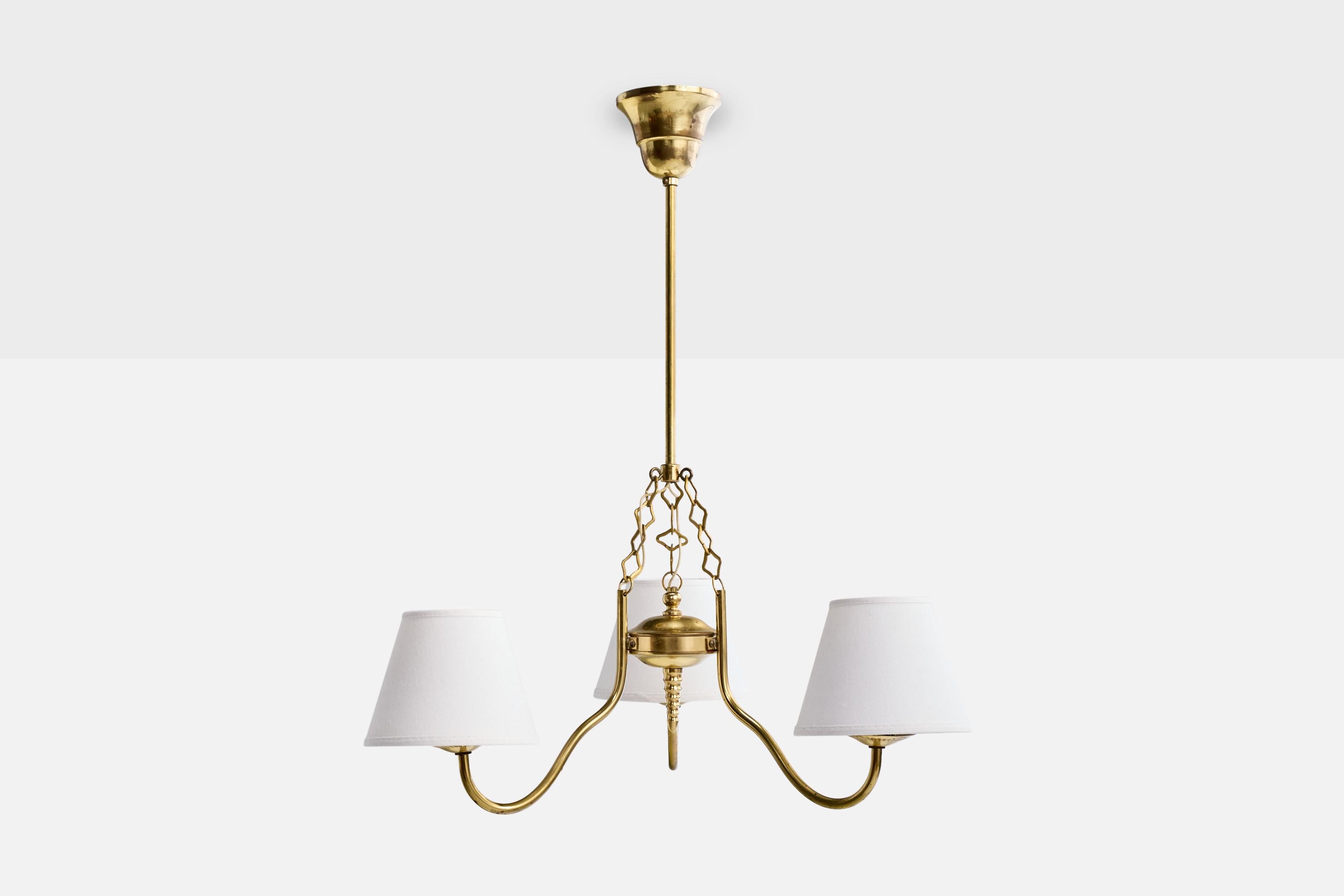 Schwedischer Designer, Kronleuchter, Messing, Stoff, Schweden, 1960er Jahre (Moderne der Mitte des Jahrhunderts) im Angebot