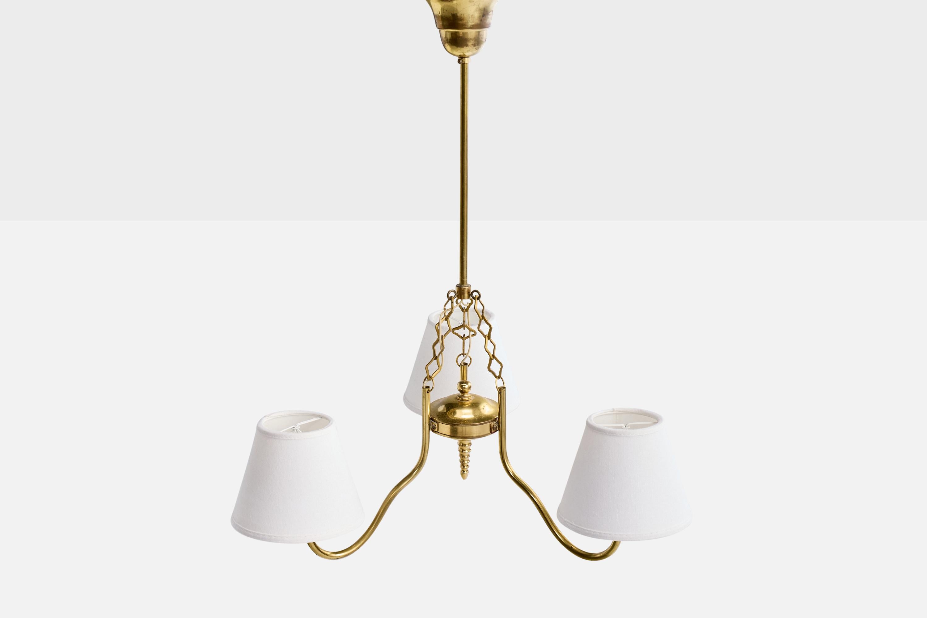 Schwedischer Designer, Kronleuchter, Messing, Stoff, Schweden, 1960er Jahre im Zustand „Gut“ im Angebot in High Point, NC