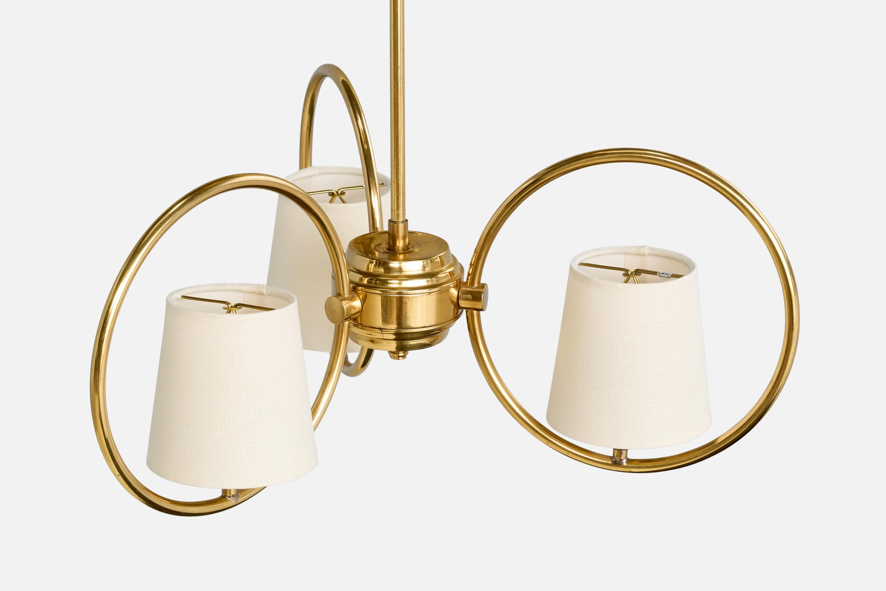 Metà XX secolo Lampadario di design svedese, ottone, tessuto, Svezia, anni '1960 in vendita