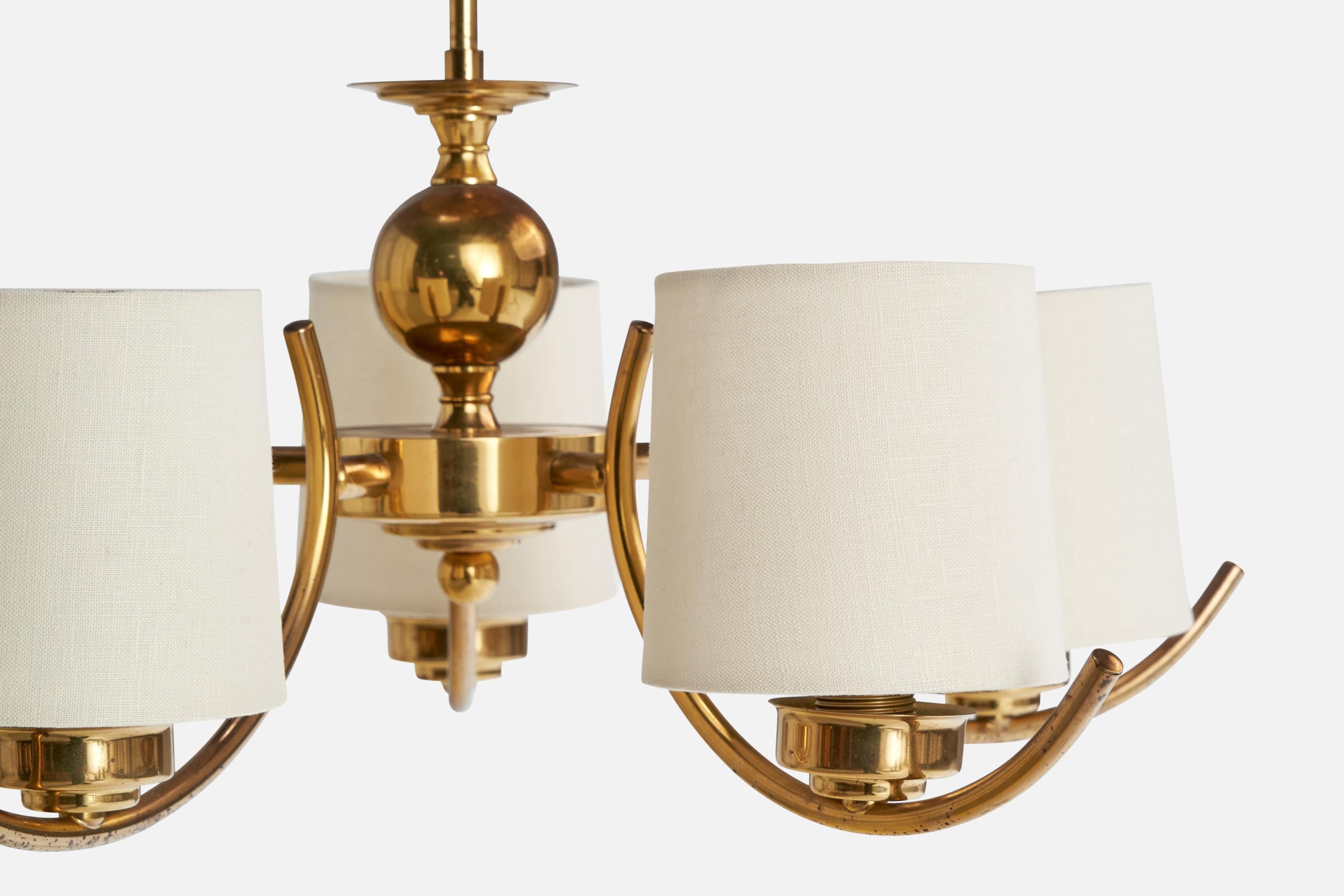 Metà XX secolo Lampadario di design svedese, ottone, tessuto, Svezia, anni '1960 in vendita