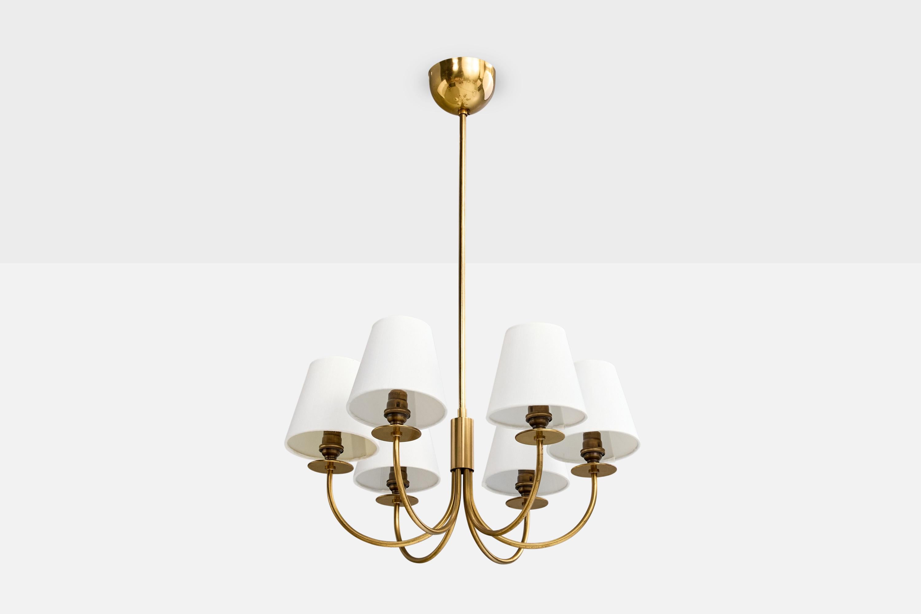 Un lampadario in ottone e tessuto bianco probabilmente progettato e prodotto in Svezia, negli anni '70 circa.

Dimensioni complessive (pollici): 27,5 