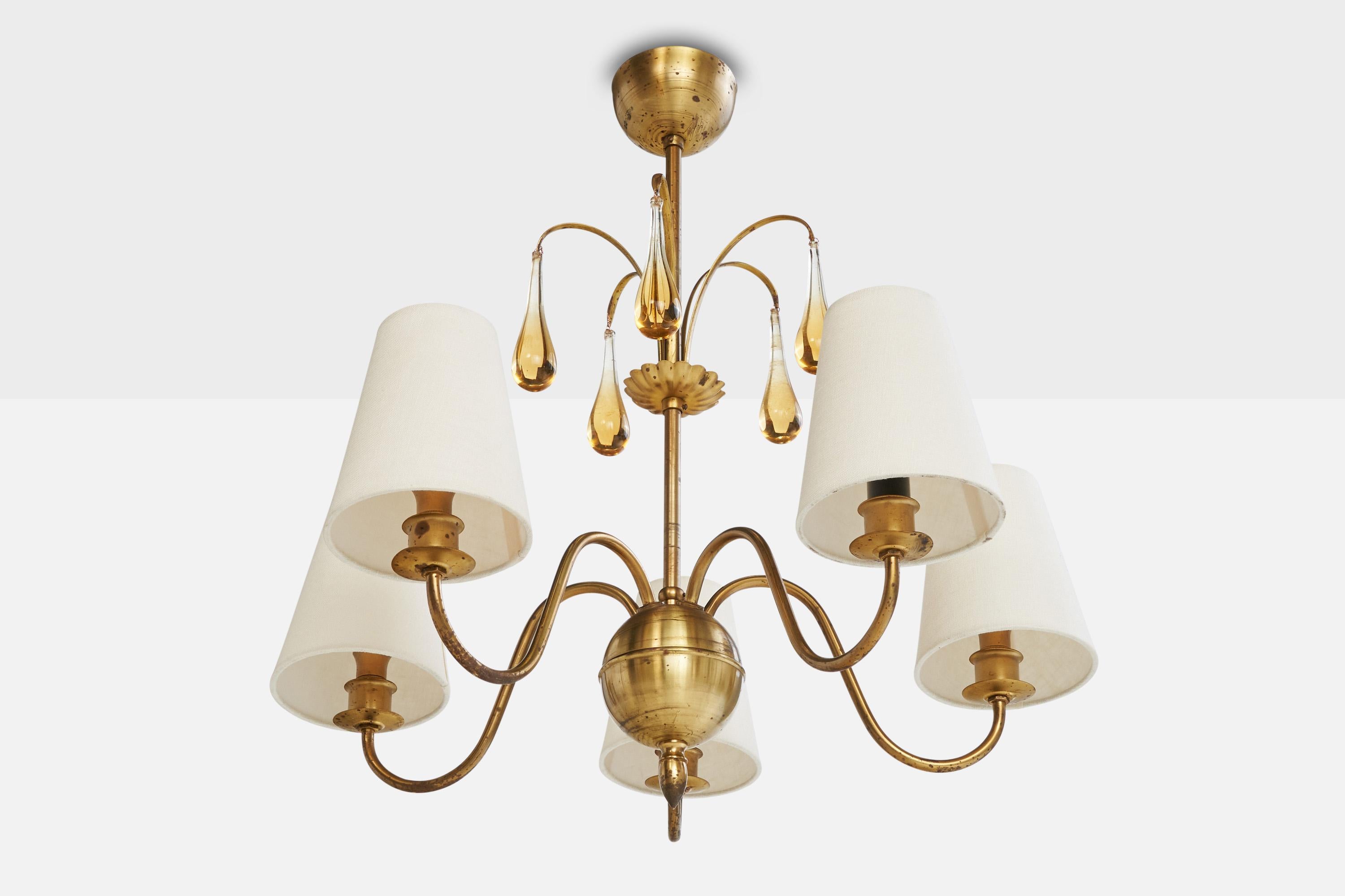 Lustre en laiton, tissu blanc et verre jaune, conçu et produit en Suède, C.C. 1920.

Dimensions globales (pouces) : 25.5