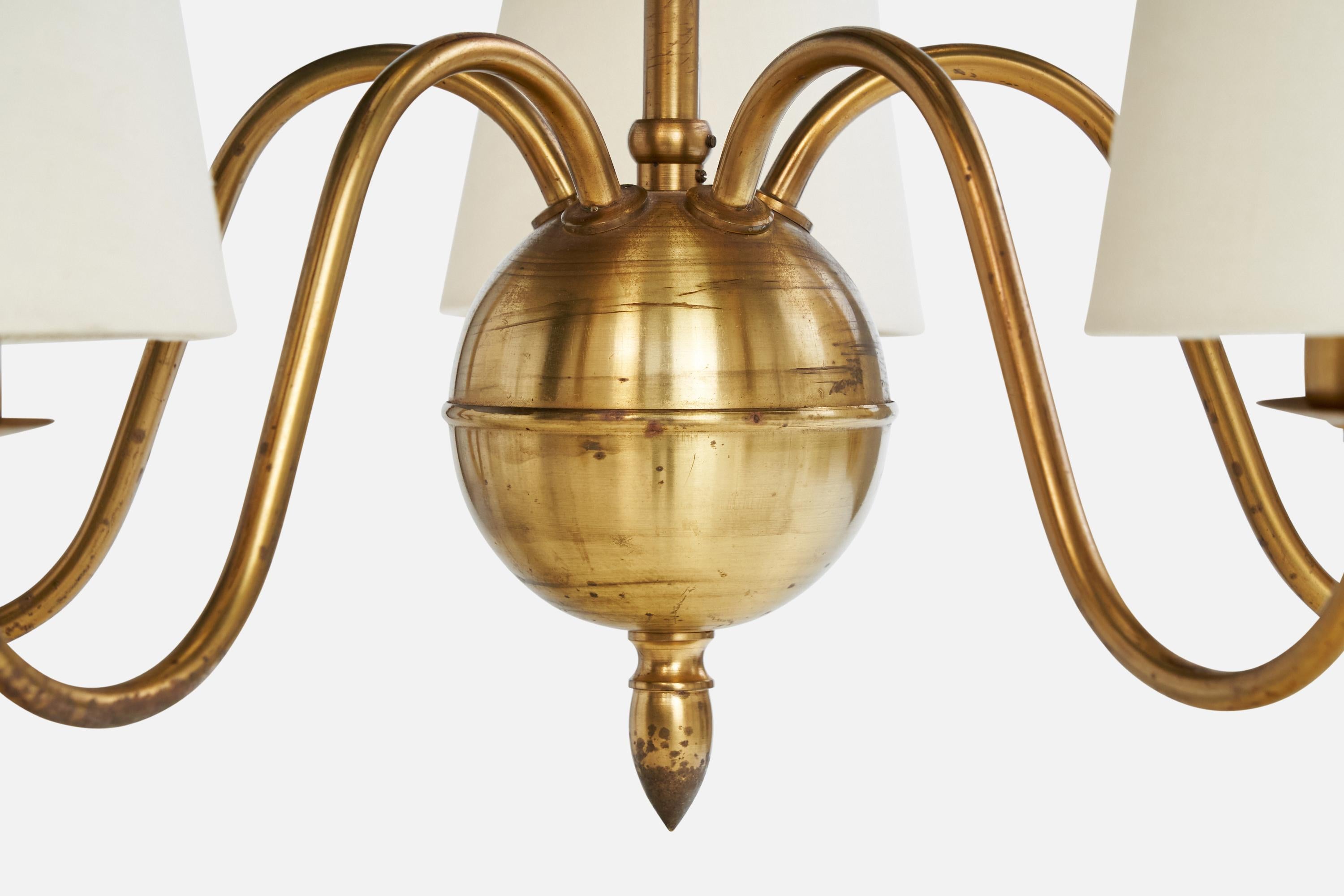 Laiton Designer suédois, lustre, laiton, verre, tissu, Suède, années 1920 en vente