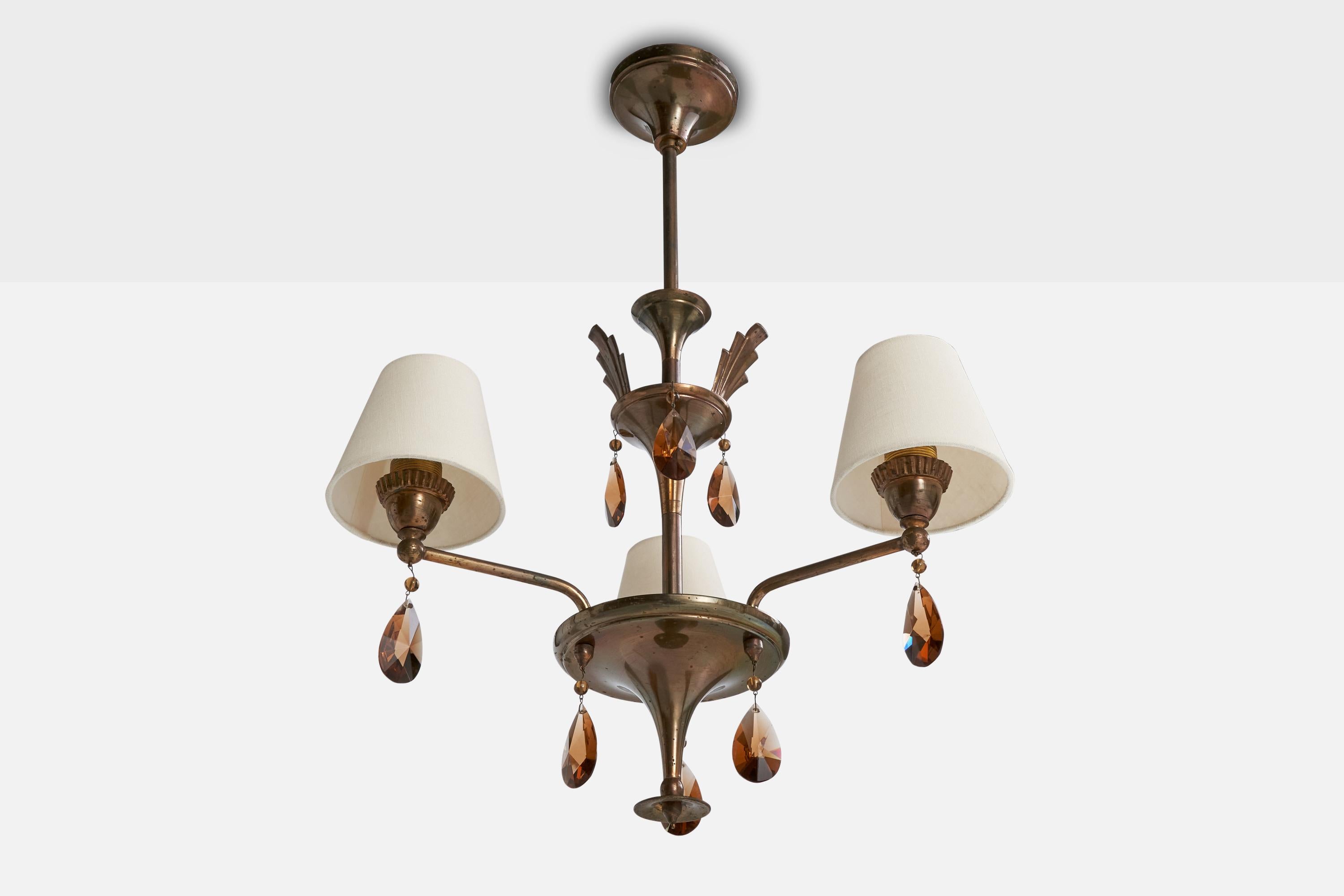 Lampadario in ottone, vetro e tessuto bianco progettato e prodotto in Svezia, anni '30 circa.

Dimensioni complessive (pollici): 28