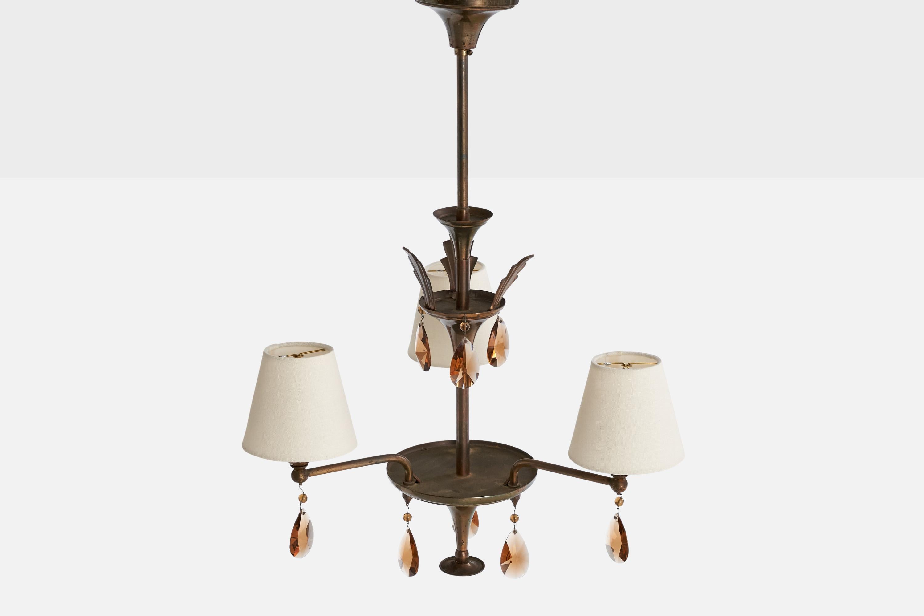 Metà XX secolo Designer svedese, lampadario, ottone, vetro, tessuto, Svezia, anni '1930 in vendita