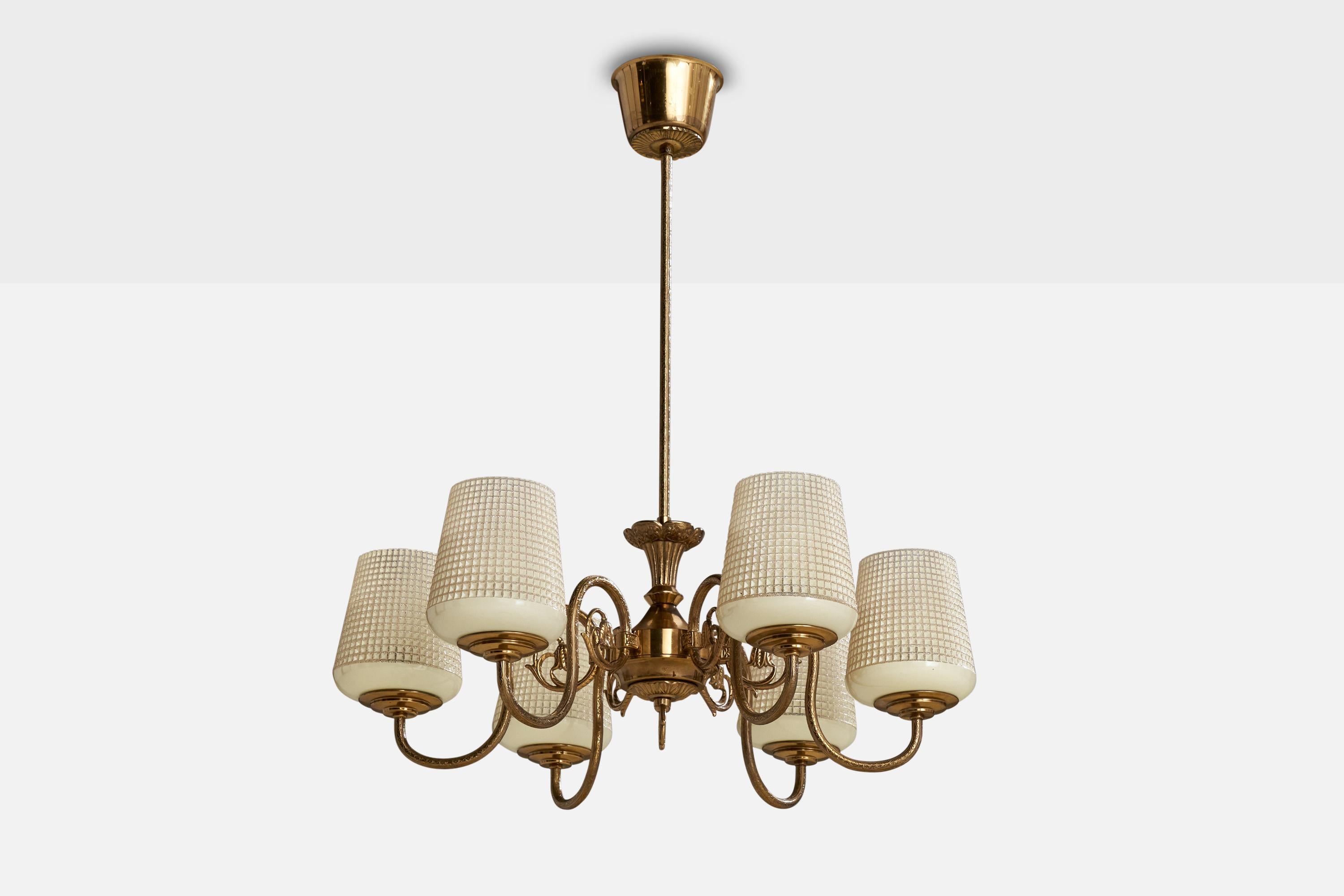 Lustre en laiton et en verre conçu et produit en Suède, C.C. 1940.

Dimensions globales (pouces) : 25.25 