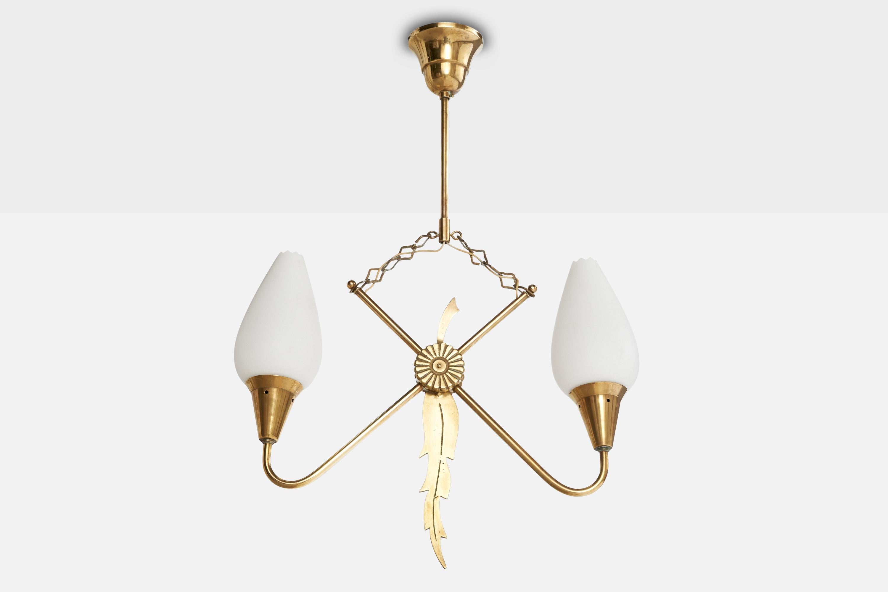 Lustre en laiton et verre opalin blanc conçu et produit en Suède, c.C. 1940.

Dimensions globales (pouces) : 26