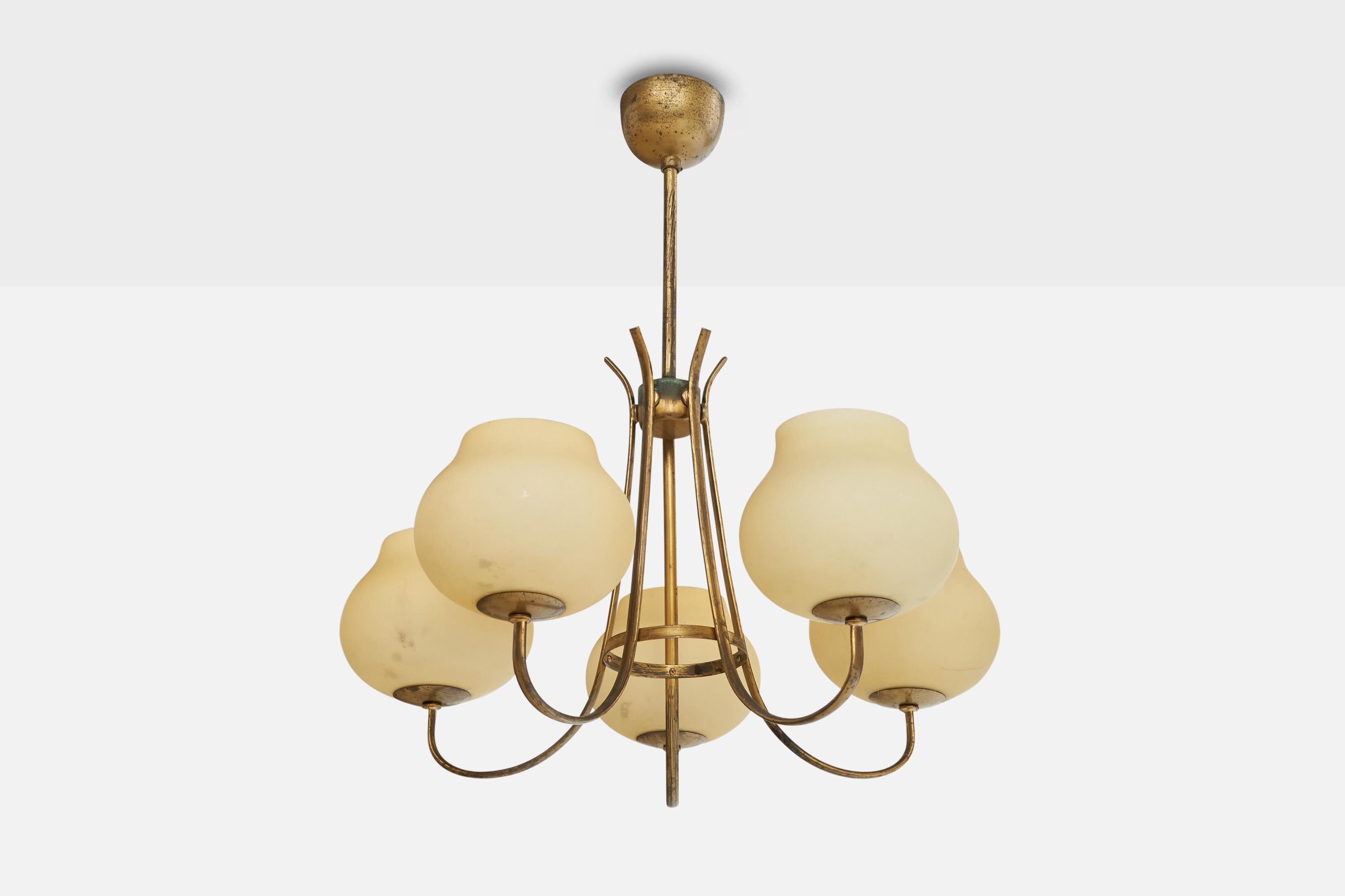 Lustre en laiton et verre opalin jaune, conçu et produit en Suède, C.C. 1940.

Dimensions globales (pouces) : 23