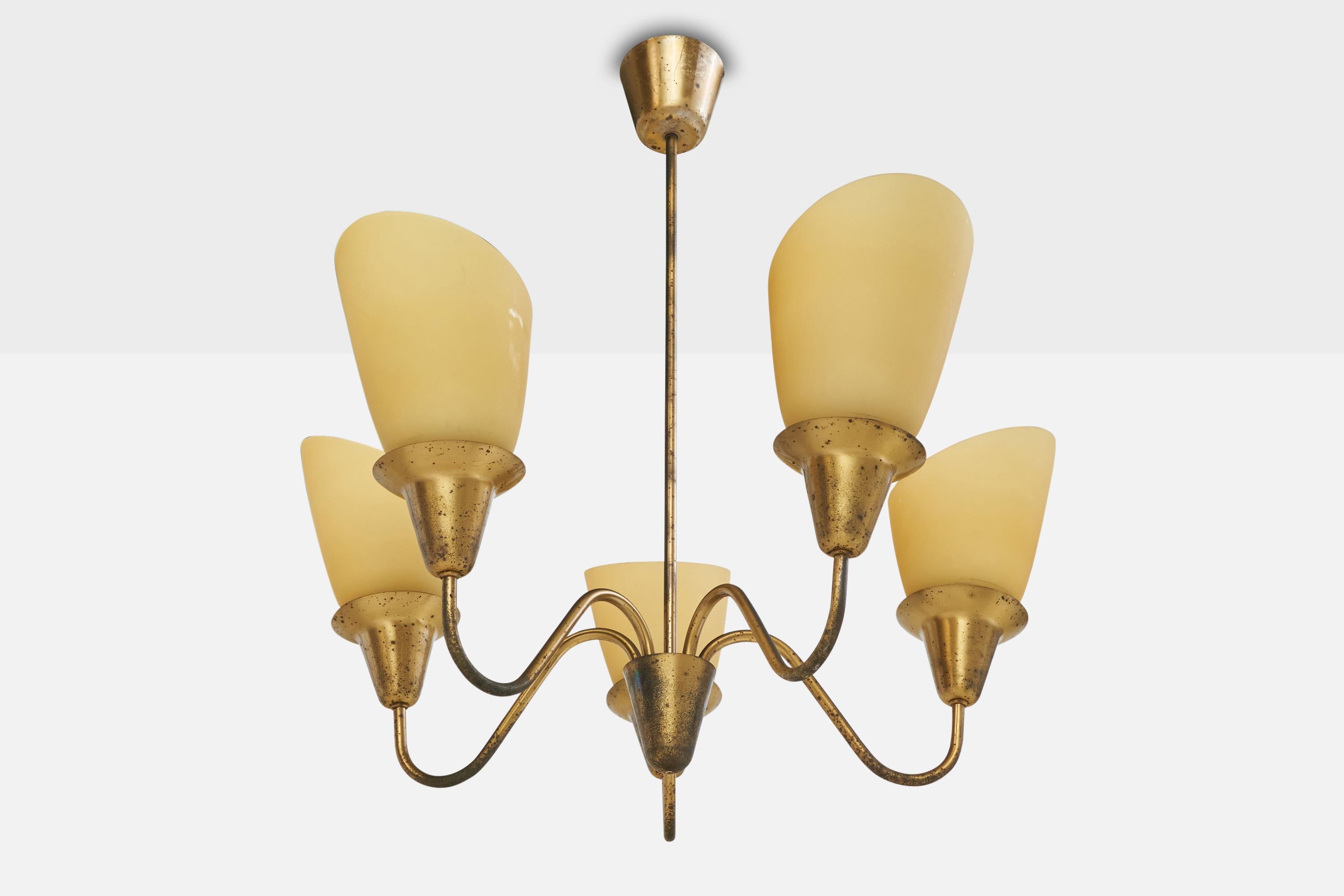 Araña de latón y cristal opalino amarillo diseñada y fabricada en Suecia, c. década de 1940.

Dimensiones totales (pulgadas): 27