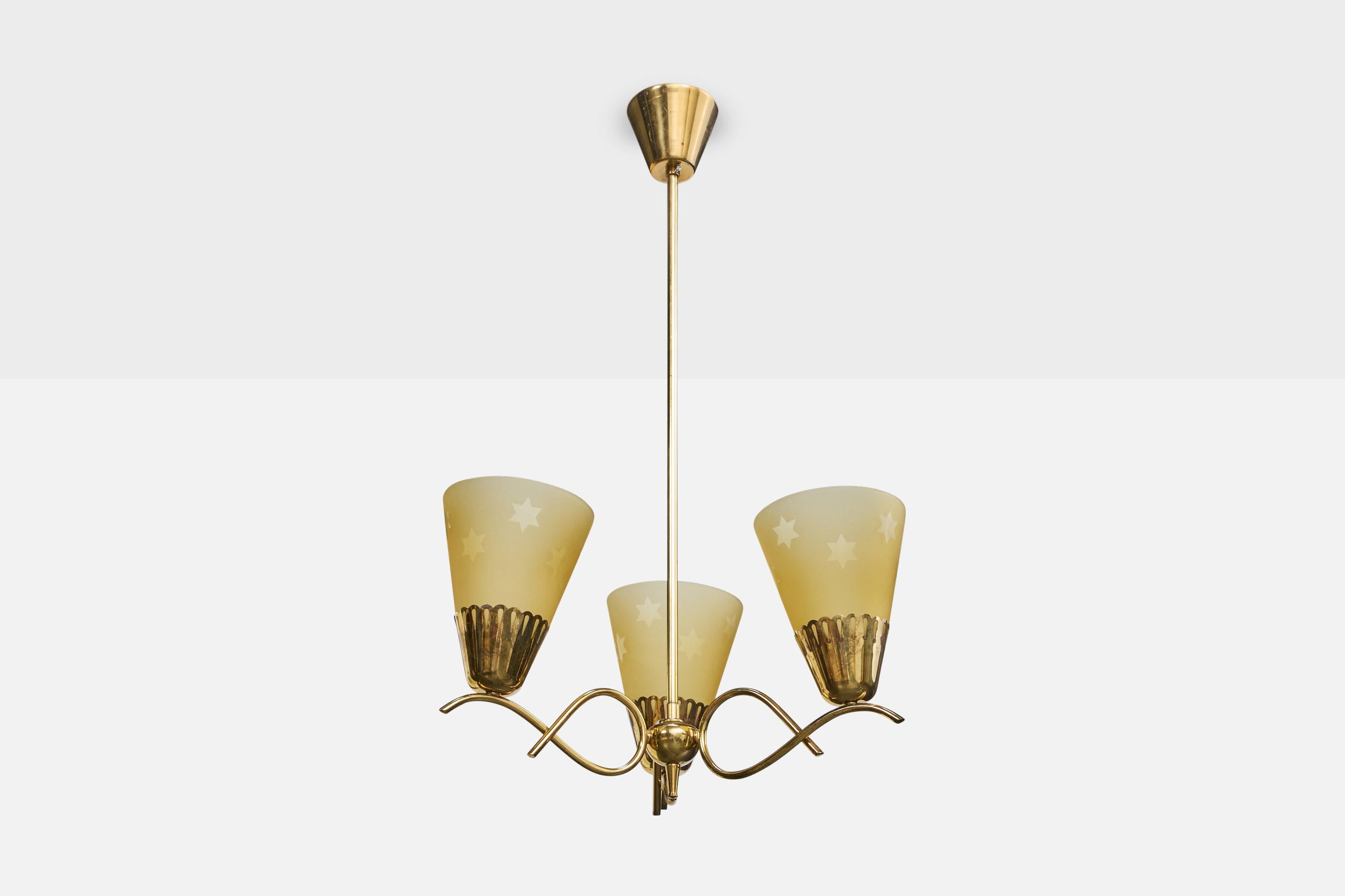 Lustre en laiton et en verre jaune gravé, conçu et produit en Suède, C.C. 1940. 

Dimensions globales (pouces) : 28 