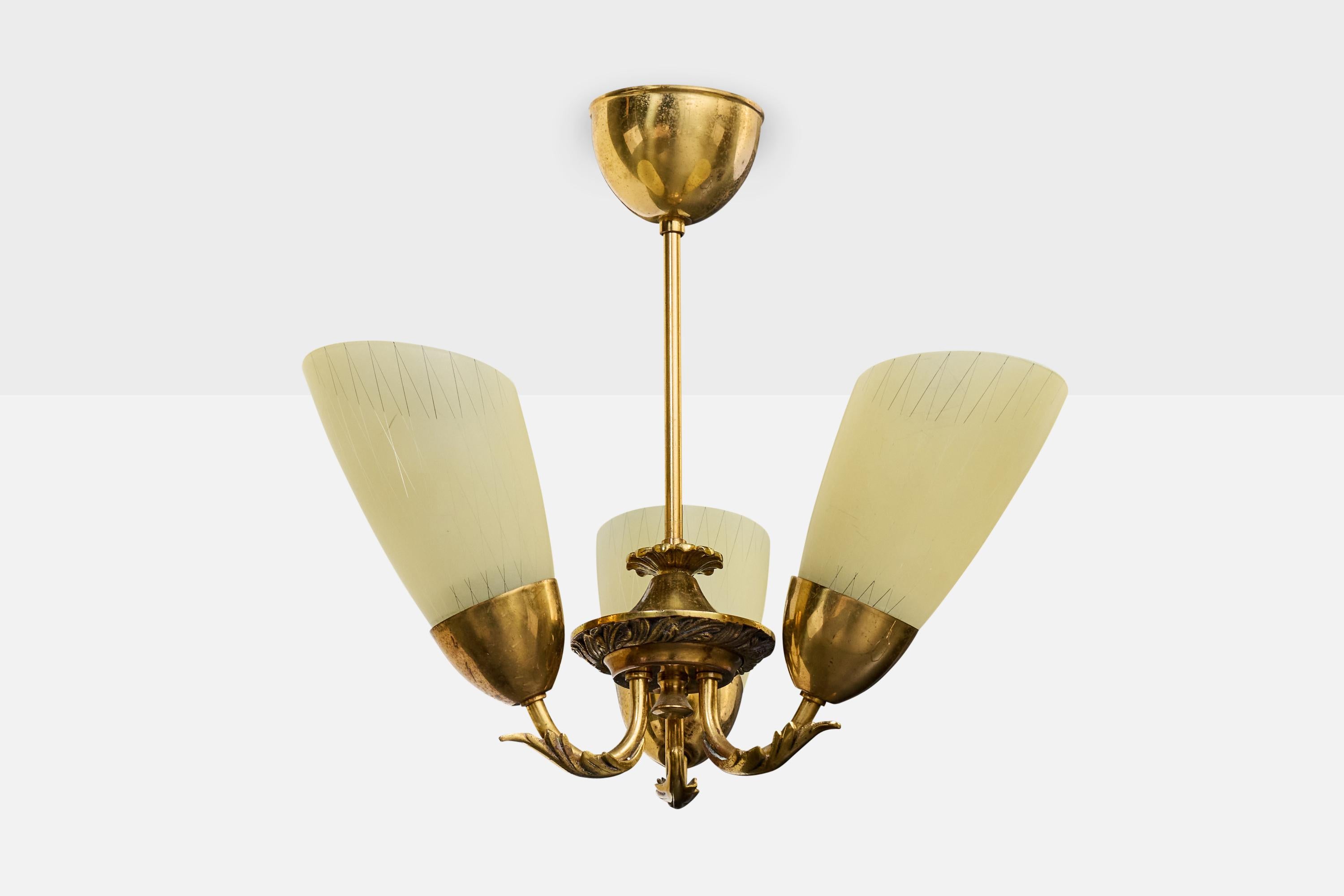 Lampadario in ottone e vetro opalino giallo acidato progettato e prodotto in Svezia, anni '40 circa.

Dimensioni complessive (pollici): 14,25 