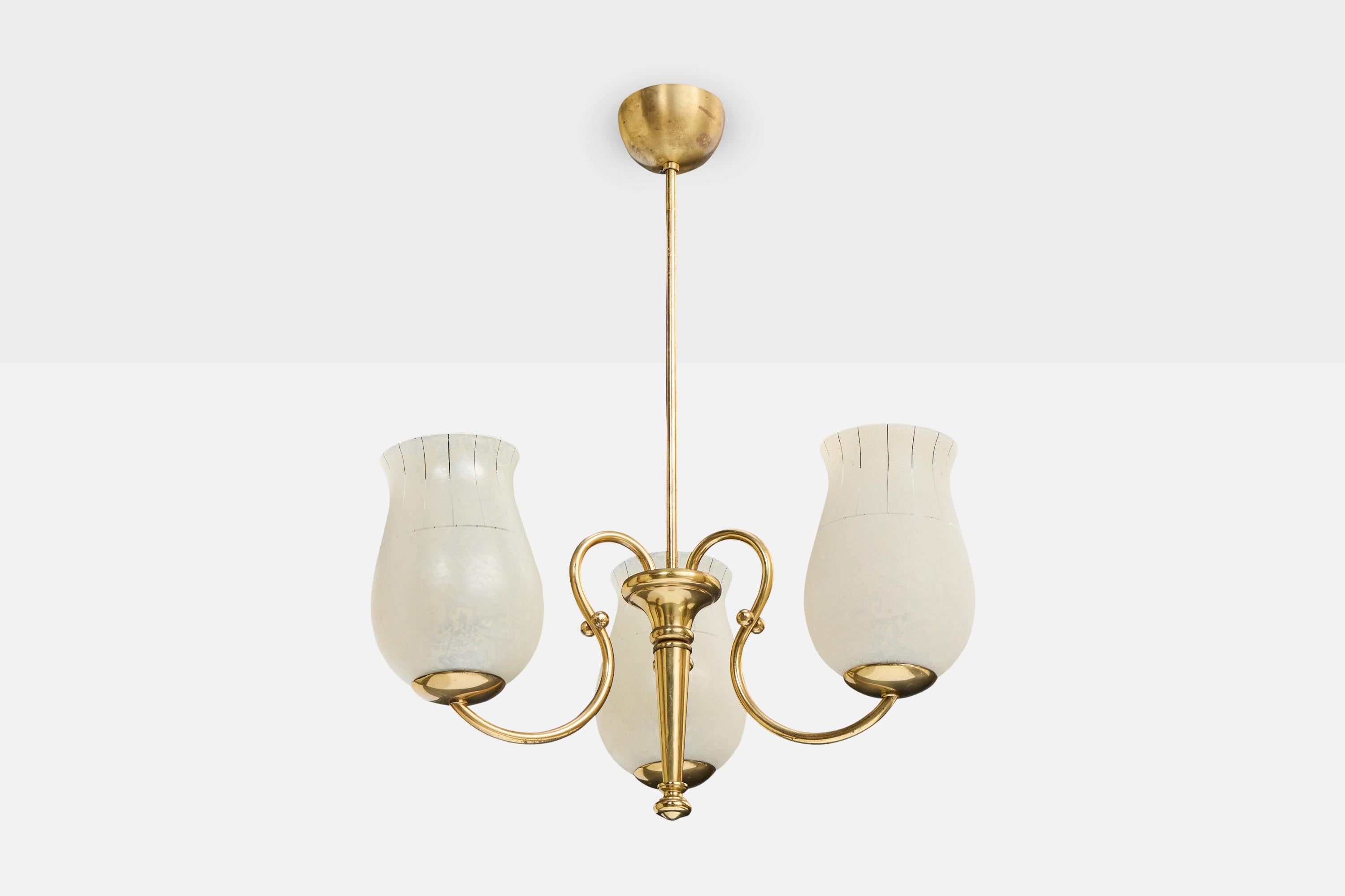 Lampadario in ottone e vetro acidato progettato e prodotto in Svezia, anni '40 circa.

Piccola scheggiatura sul bordo superiore del vetro

Dimensioni complessive (pollici): 24,5