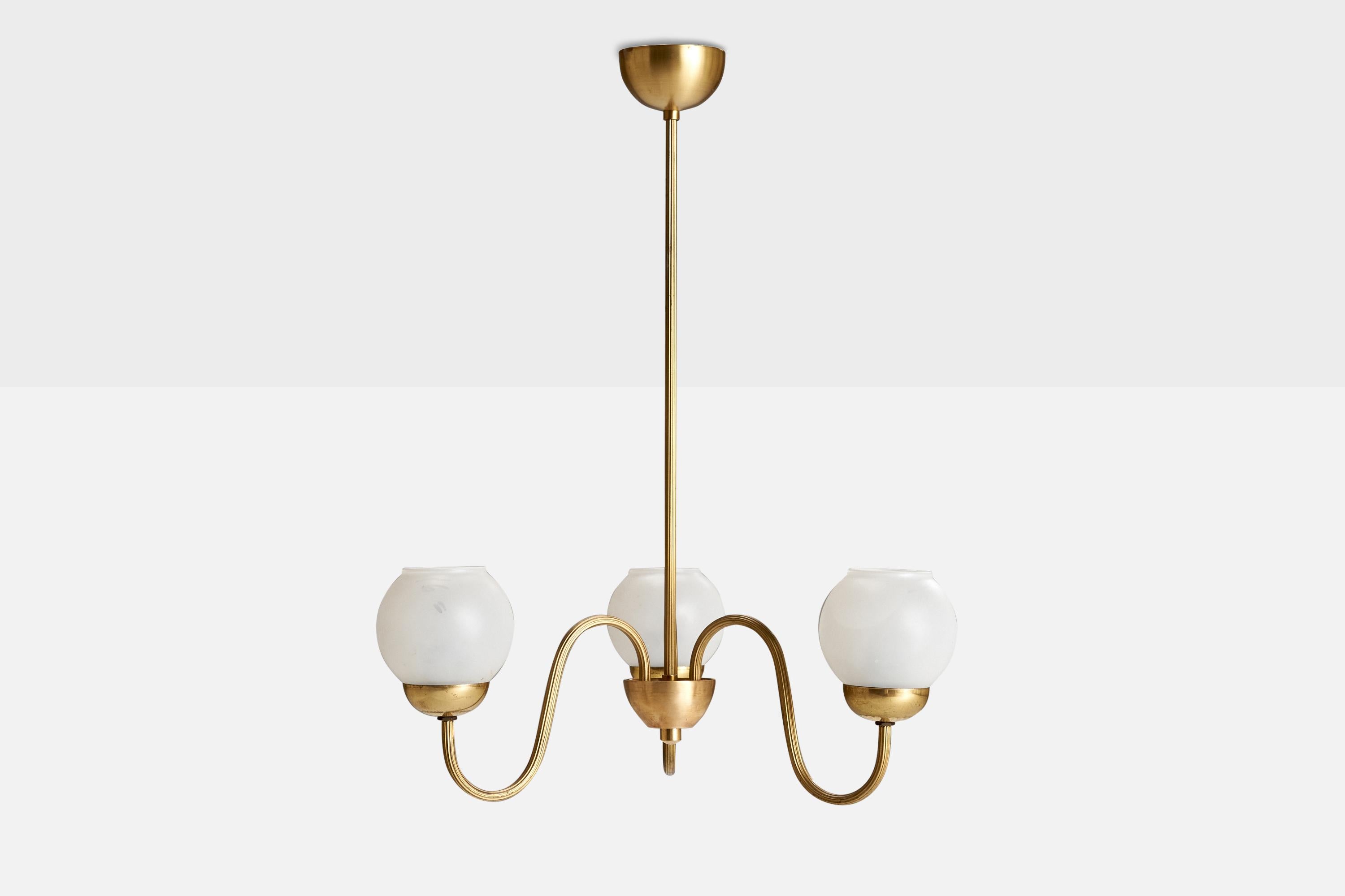 Scandinave moderne Designer suédois, lustre, laiton, verre, Suède, années 1940 en vente