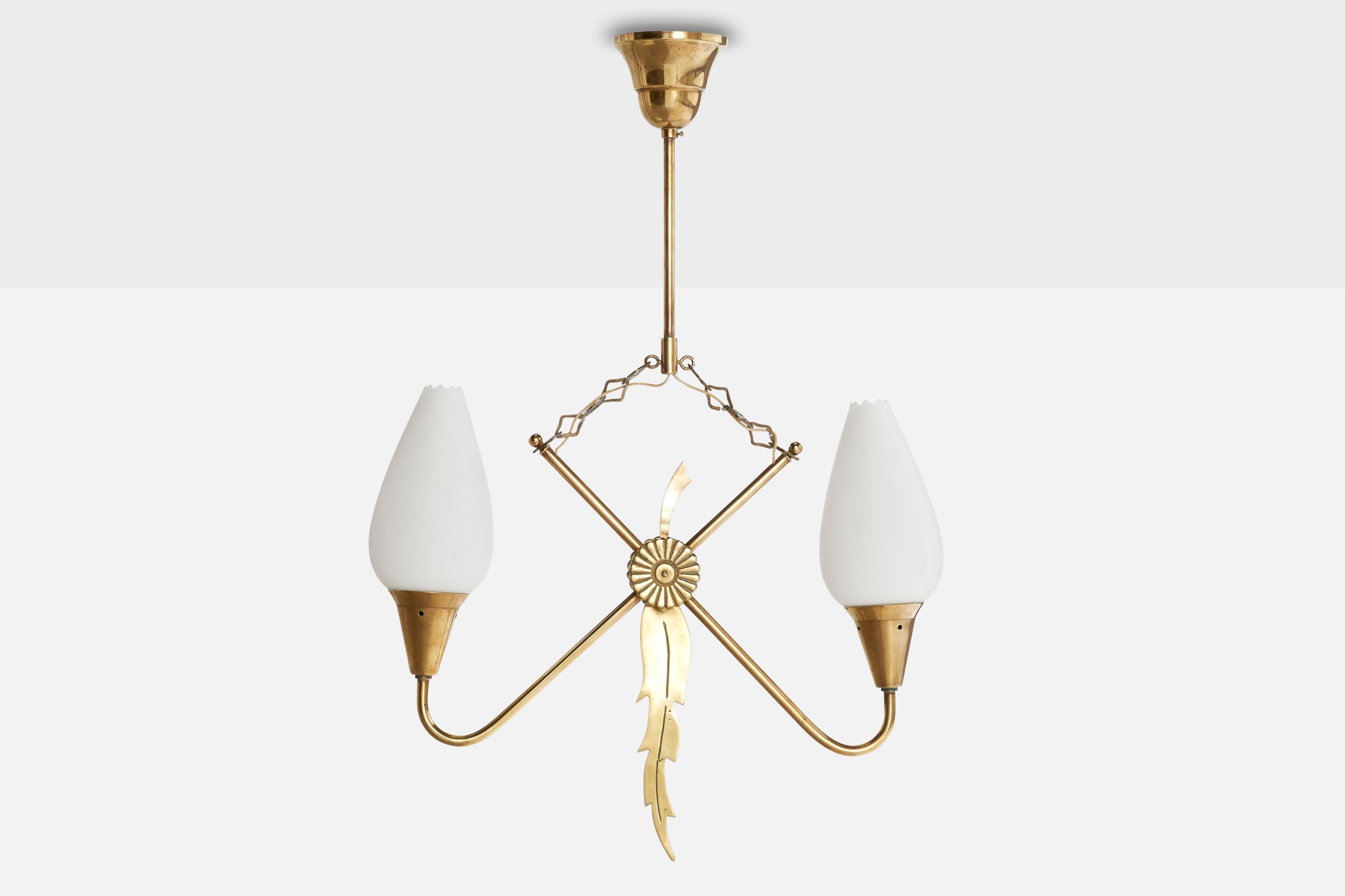 Scandinave moderne Designer suédois, lustre, laiton, verre, Suède, années 1940 en vente