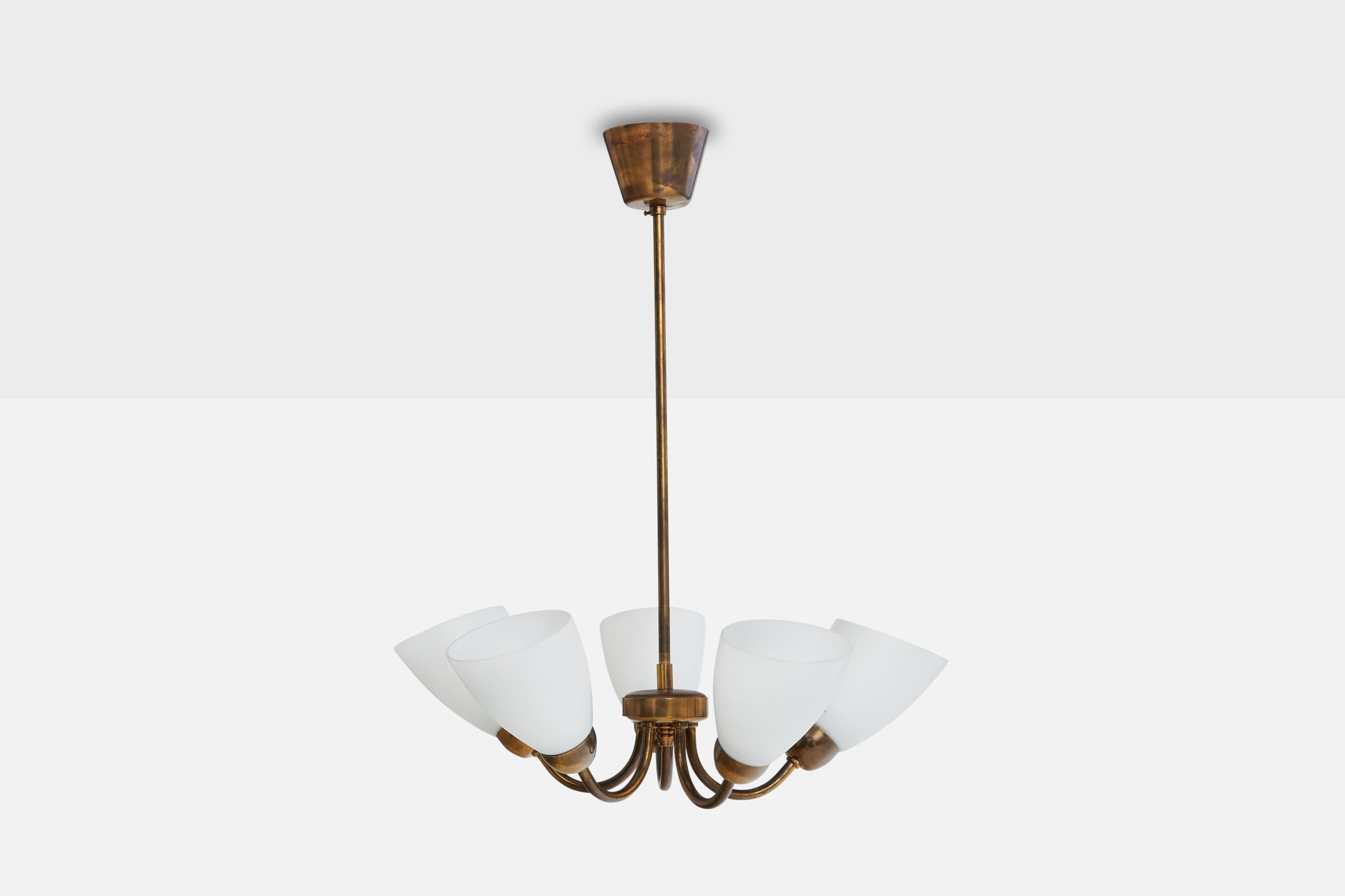 Scandinave moderne Designer suédois, lustre, laiton, verre, Suède, années 1940 en vente