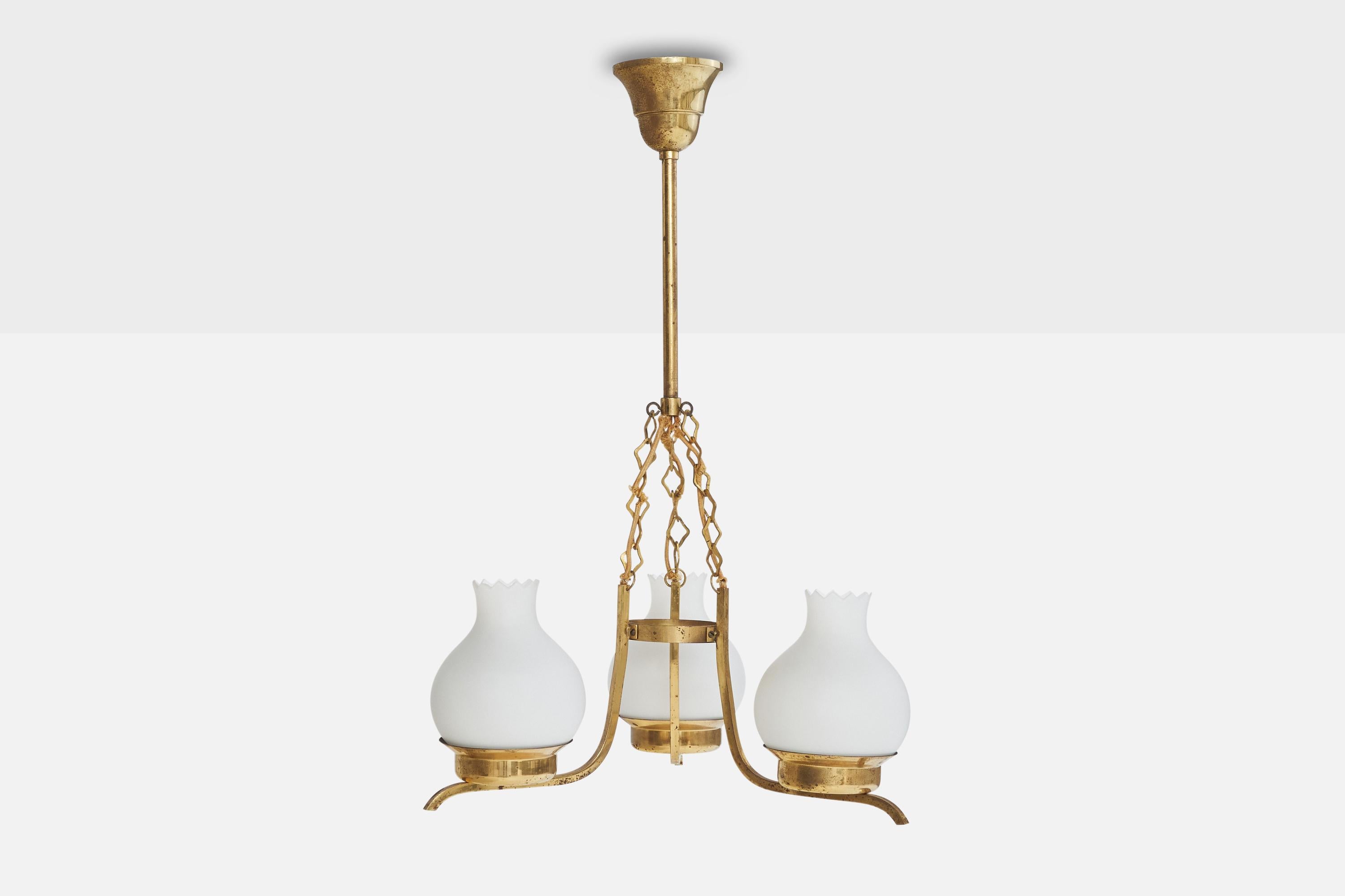 Schwedischer Designer, Kronleuchter, Messing, Glas, Schweden, 1940er Jahre (Skandinavische Moderne) im Angebot