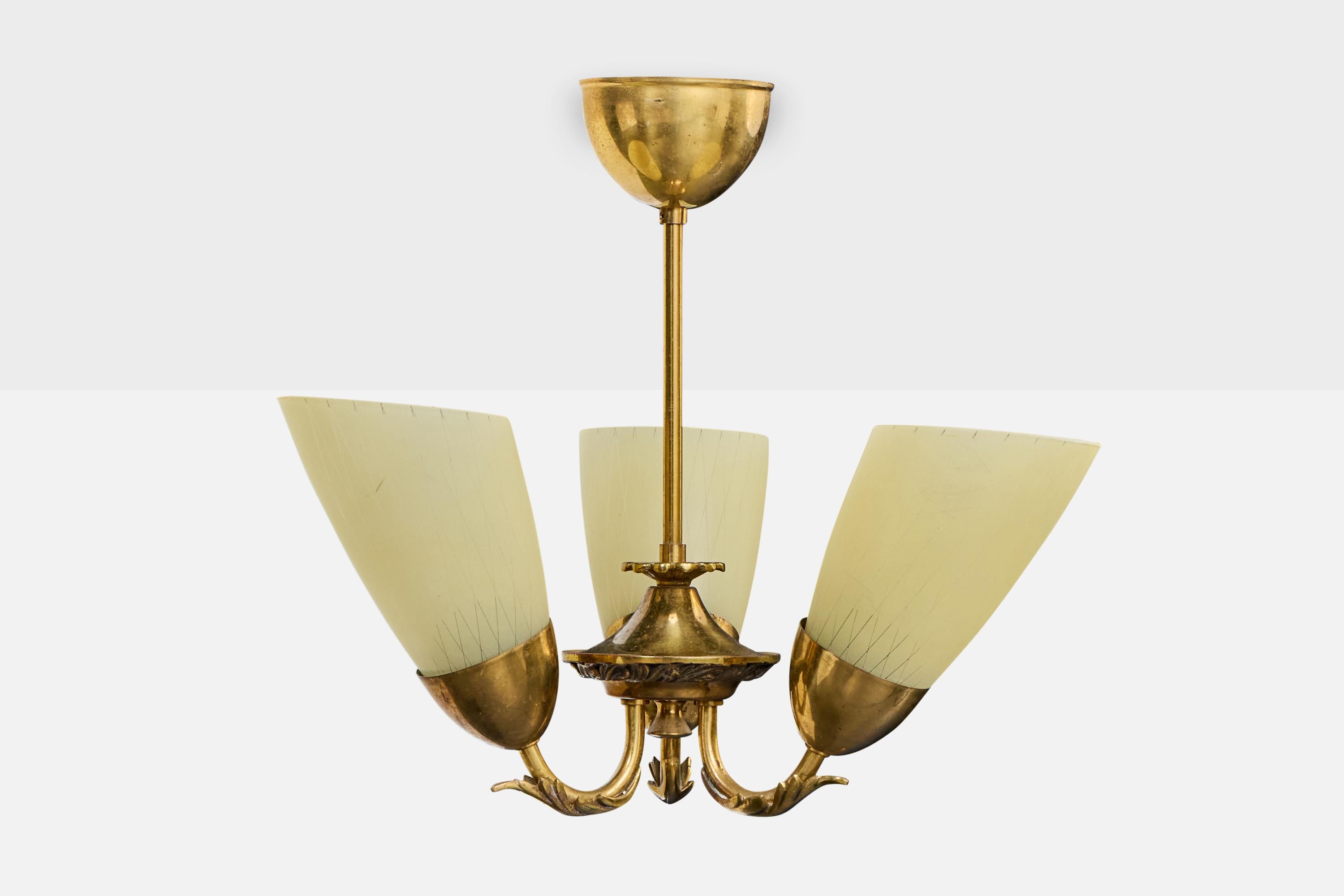 Scandinavo moderno Lampadario di design svedese, ottone, vetro, Svezia, anni '1940 in vendita