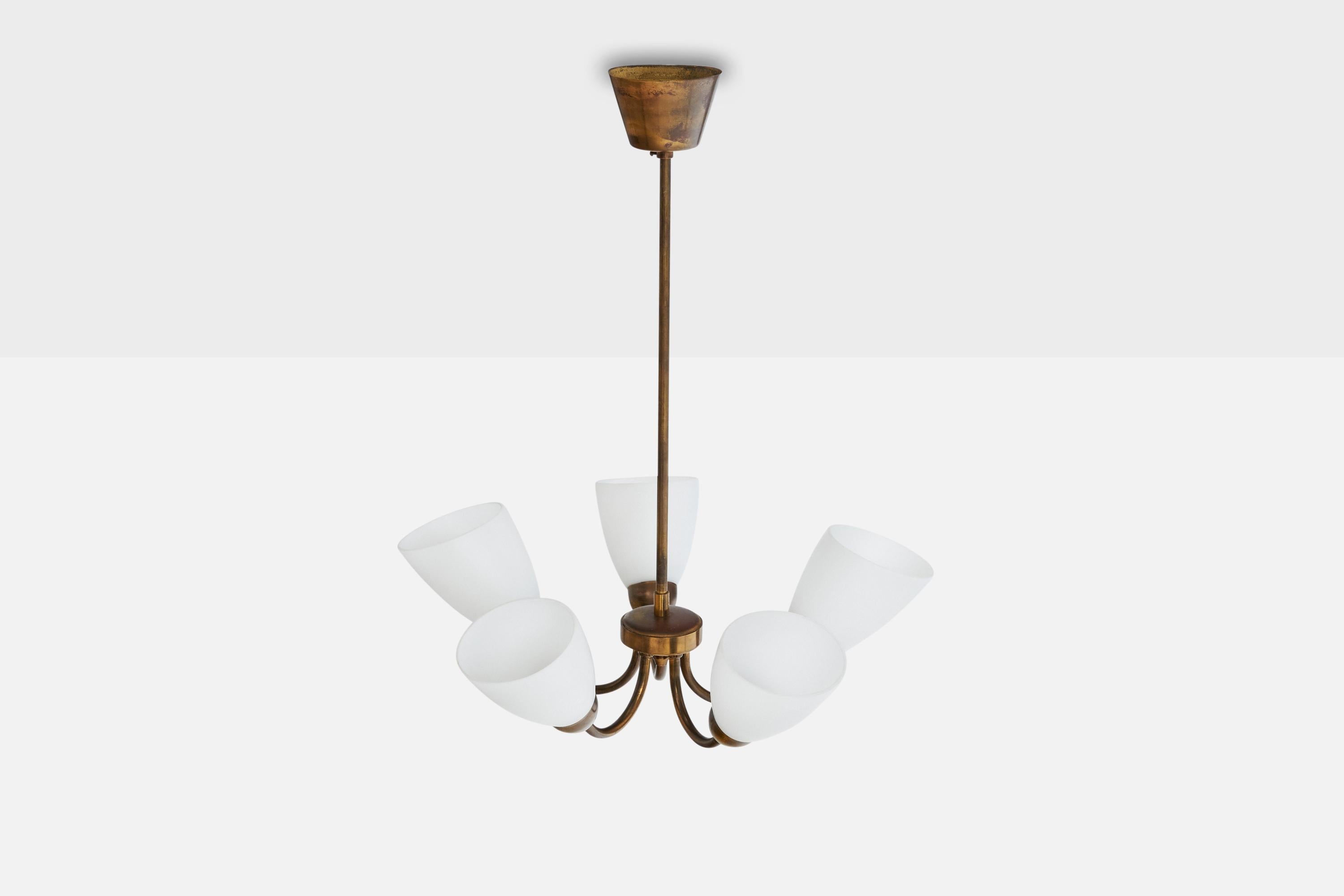 Suédois Designer suédois, lustre, laiton, verre, Suède, années 1940 en vente