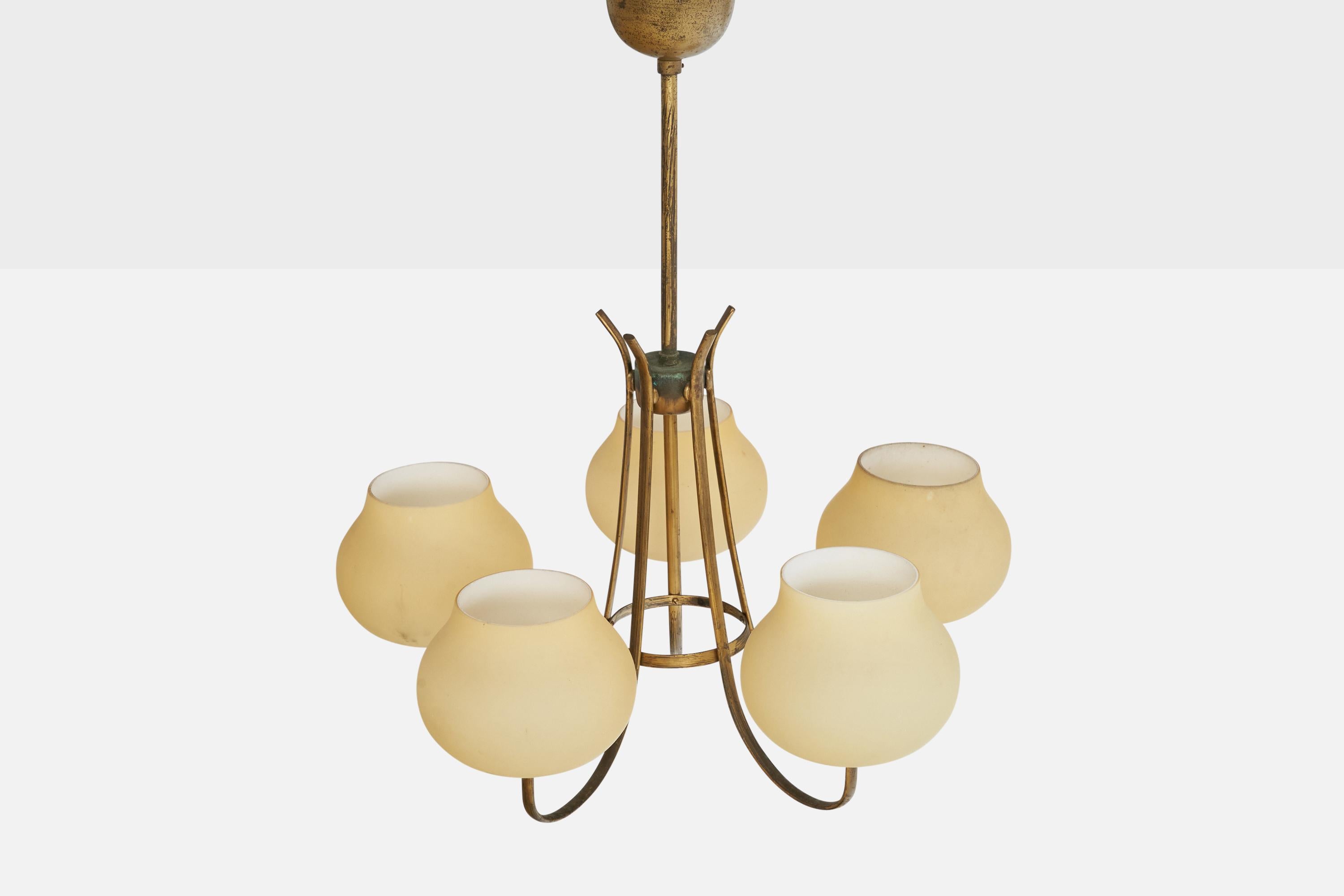 Suédois Designer suédois, lustre, laiton, verre, Suède, années 1940 en vente