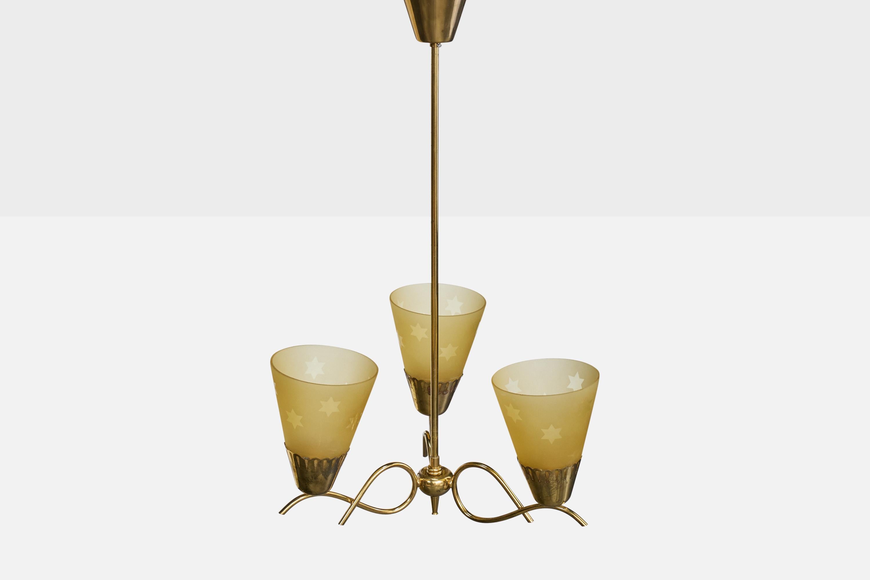 Suédois Designer suédois, lustre, laiton, verre, Suède, années 1940 en vente