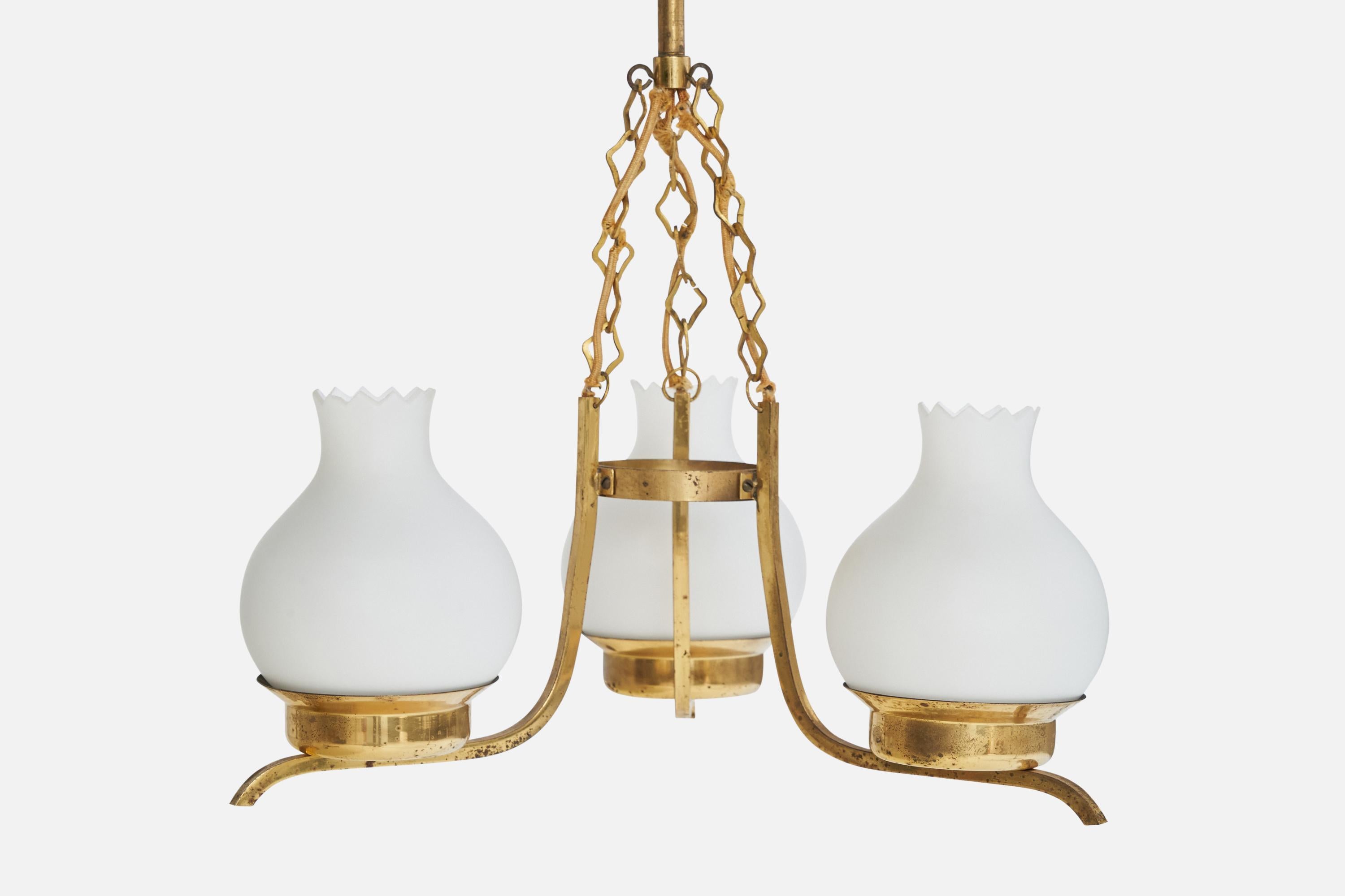 Schwedischer Designer, Kronleuchter, Messing, Glas, Schweden, 1940er Jahre (Mitte des 20. Jahrhunderts) im Angebot