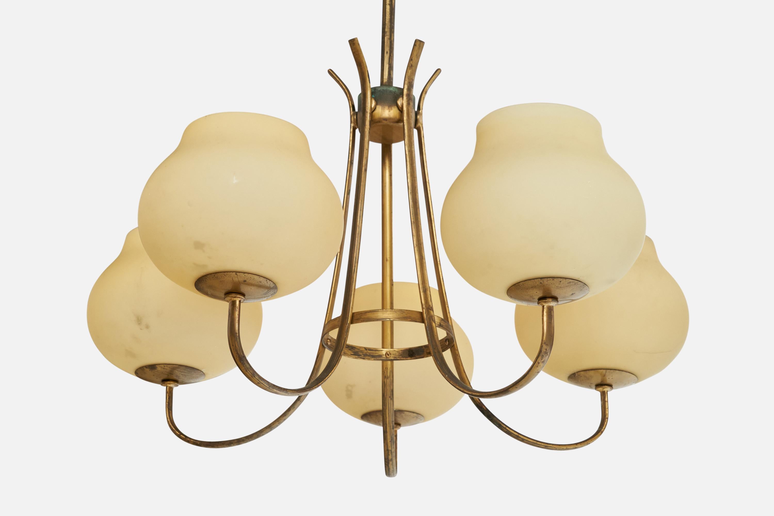 Designer suédois, lustre, laiton, verre, Suède, années 1940 État moyen - En vente à High Point, NC
