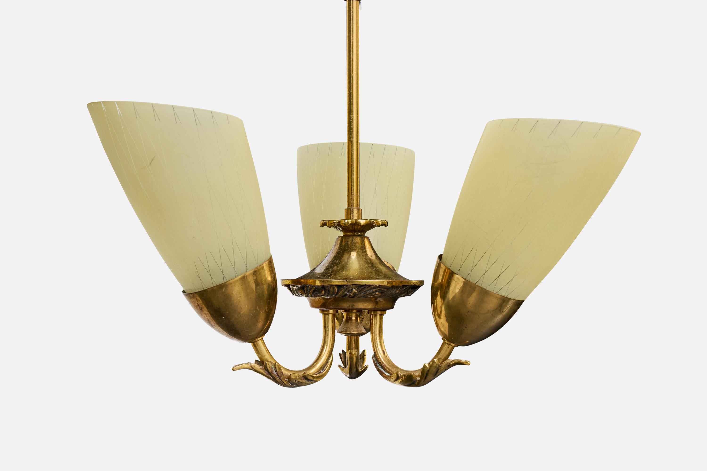 Lampadario di design svedese, ottone, vetro, Svezia, anni '1940 In condizioni buone in vendita a High Point, NC