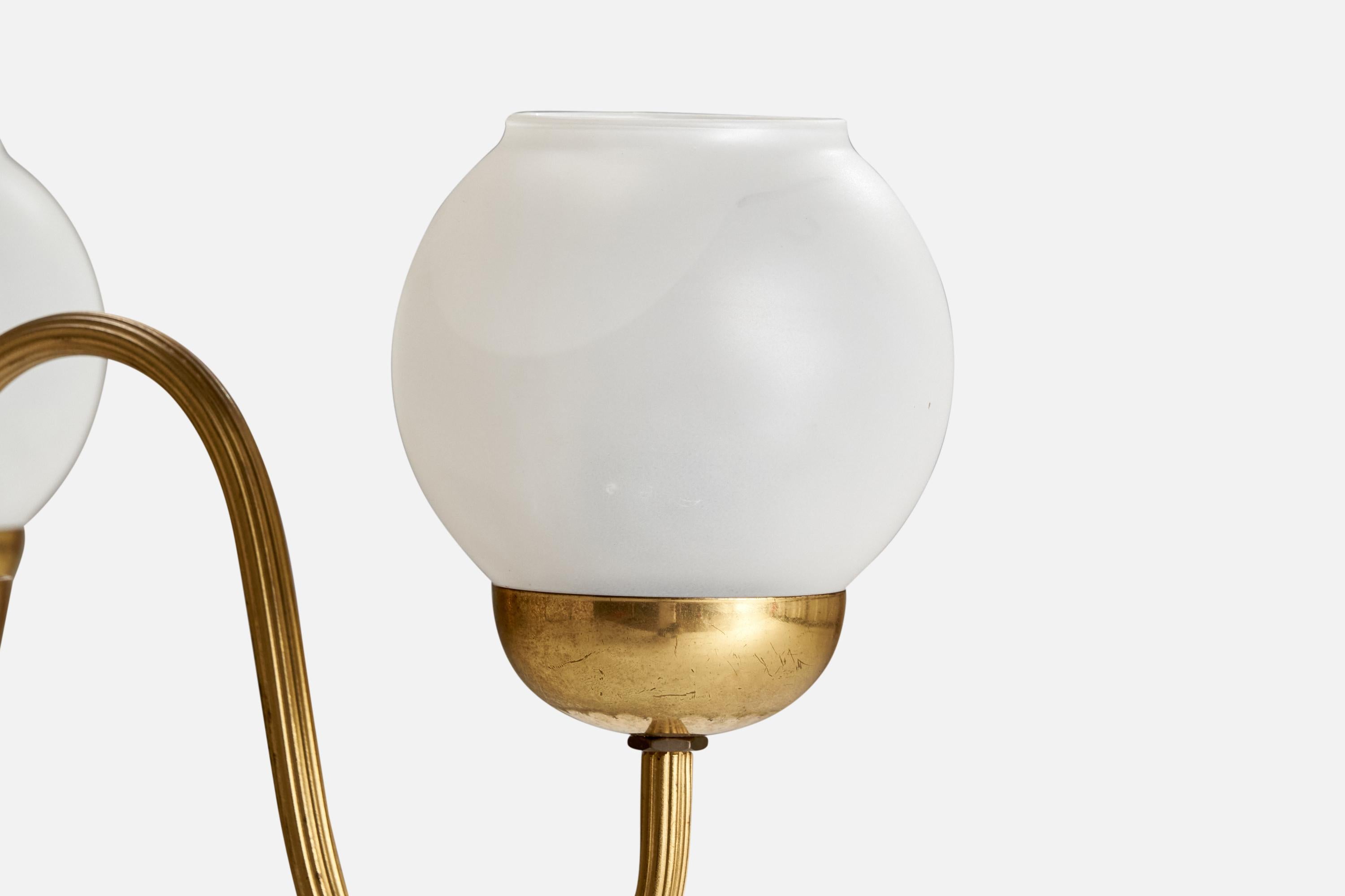 Milieu du XXe siècle Designer suédois, lustre, laiton, verre, Suède, années 1940 en vente