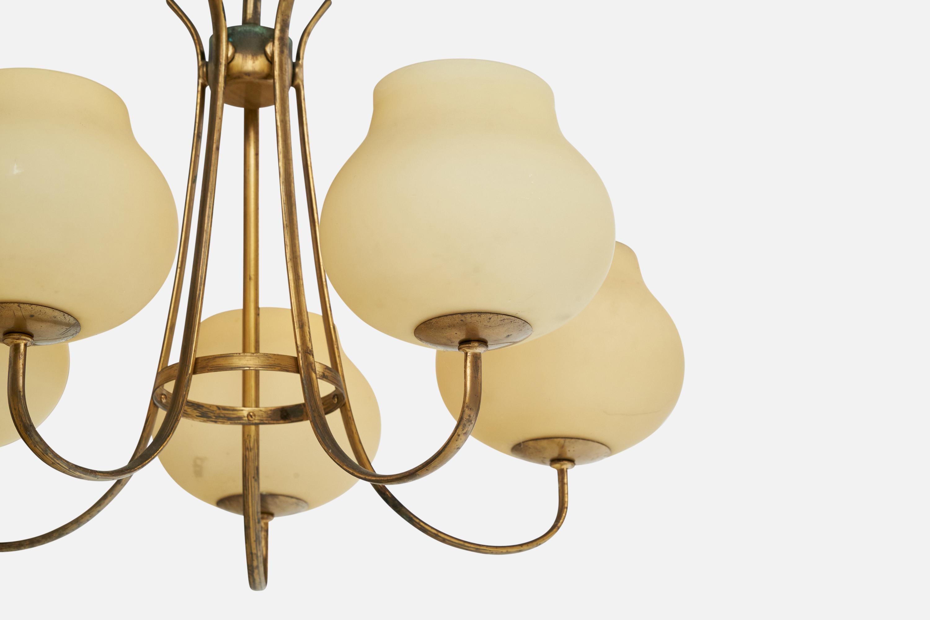 Milieu du XXe siècle Designer suédois, lustre, laiton, verre, Suède, années 1940 en vente
